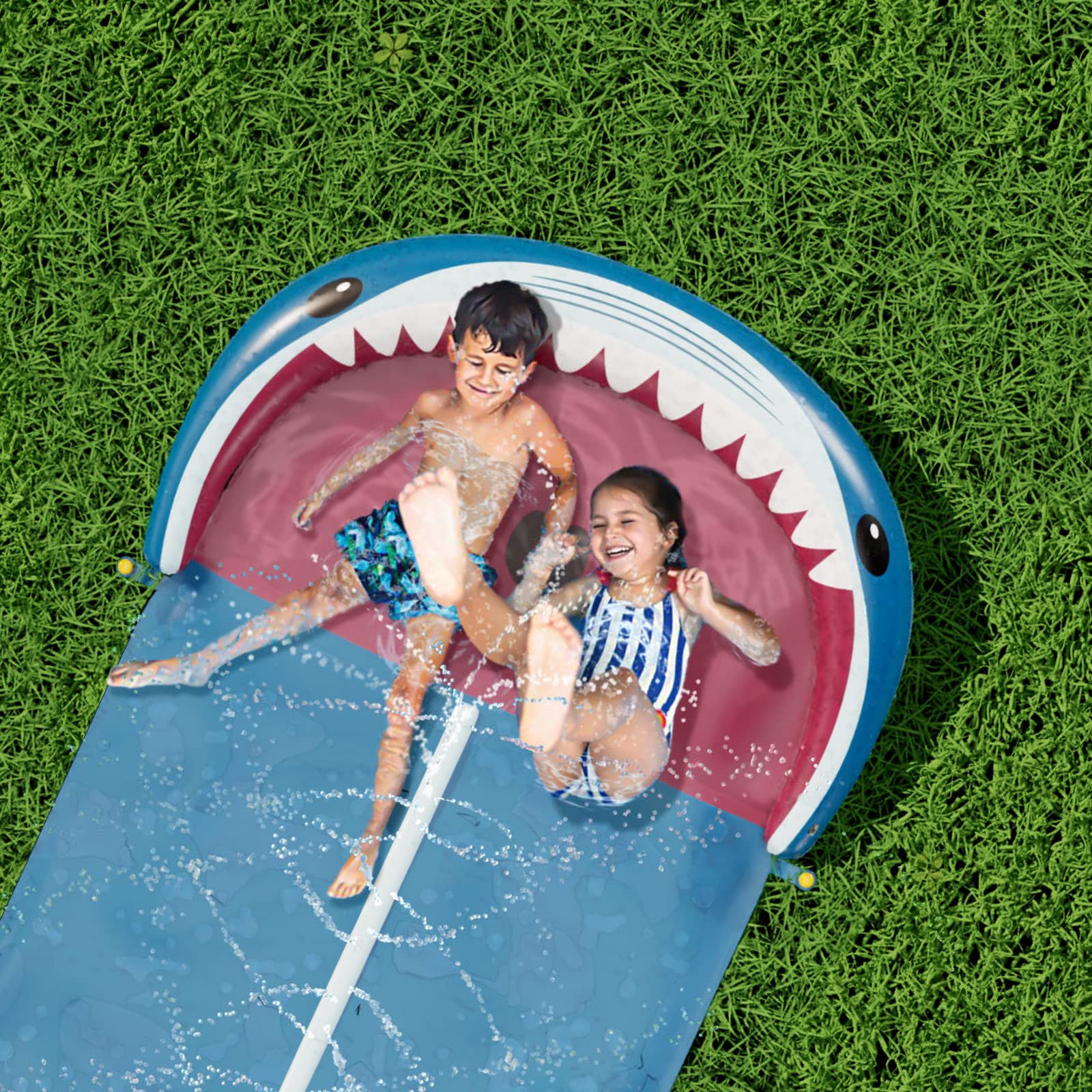 Jasonwell Toboggan aquatique pour pelouse – Toboggan aquatique robuste pour enfants et adultes avec arroseur d'éclaboussures N 2 bodyboards, jouets pour l'été, l'extérieur (requin-2 voies)