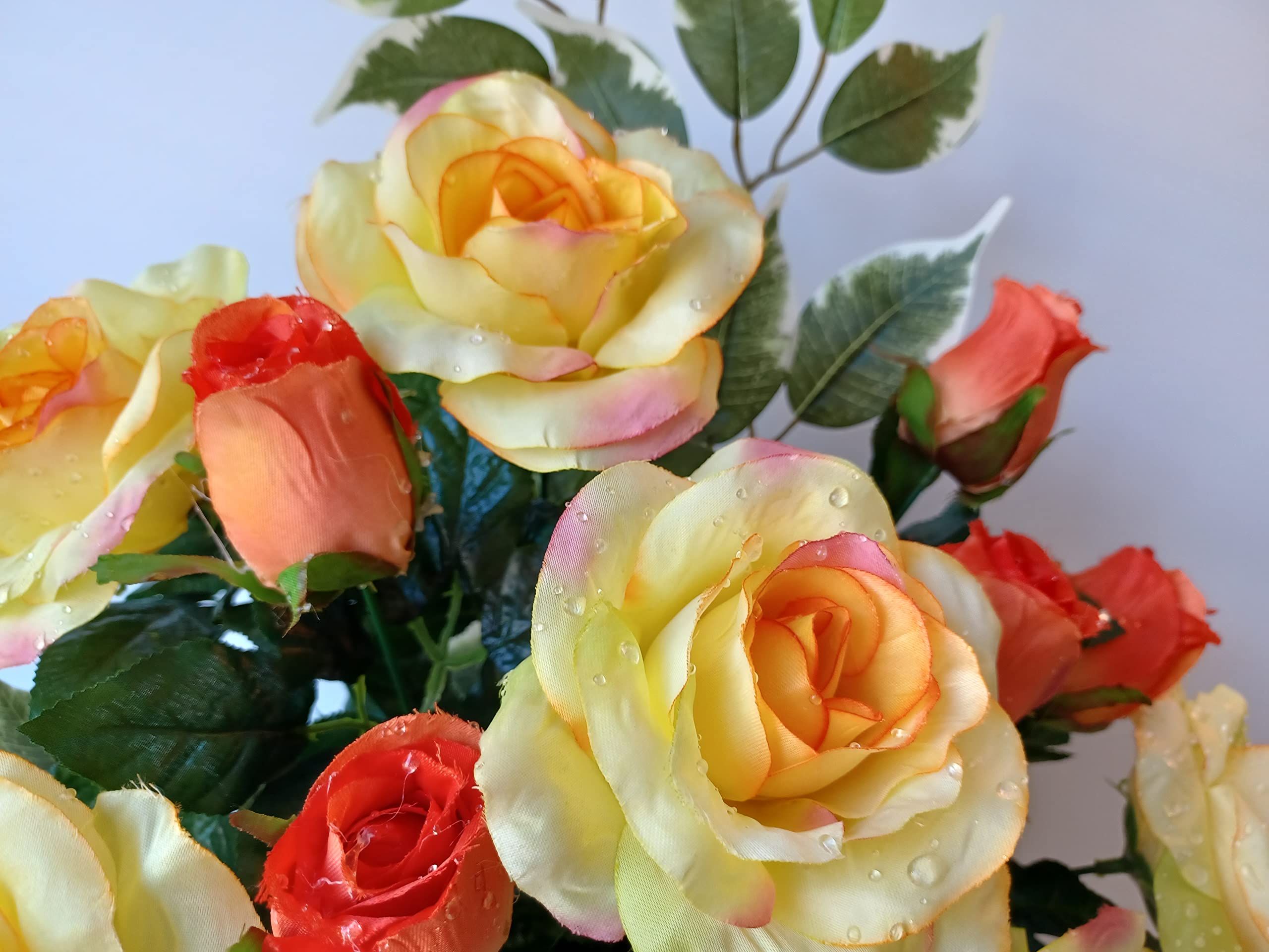 Composition de de Fleurs artificielles lesté Ciment. Réalisé par nos Soins. Les Fleurs sont de très Bonne Tenue et qualité. Vous ne serez Pas déçus par sa résistance au Vent.