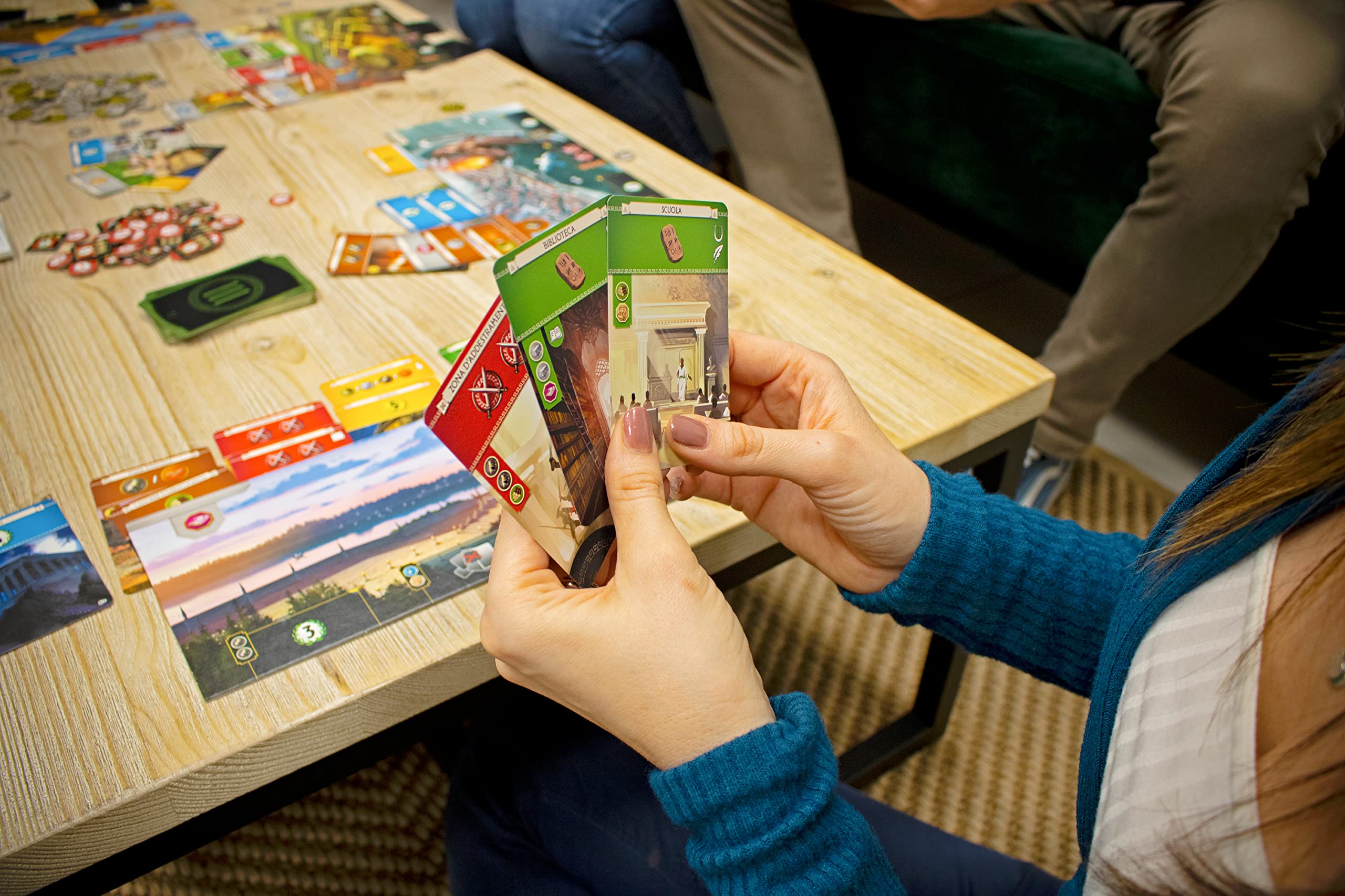 Asmodee – 7 WONDERS – Guida la tua Civiltà Verso la Gloria e Costruisci una Meraviglia – Gioco da Tavolo Strategico e Competitivo per Famiglia e Amici – 3-7 Giocatori – 10+ Anni – Edizione in Italiano