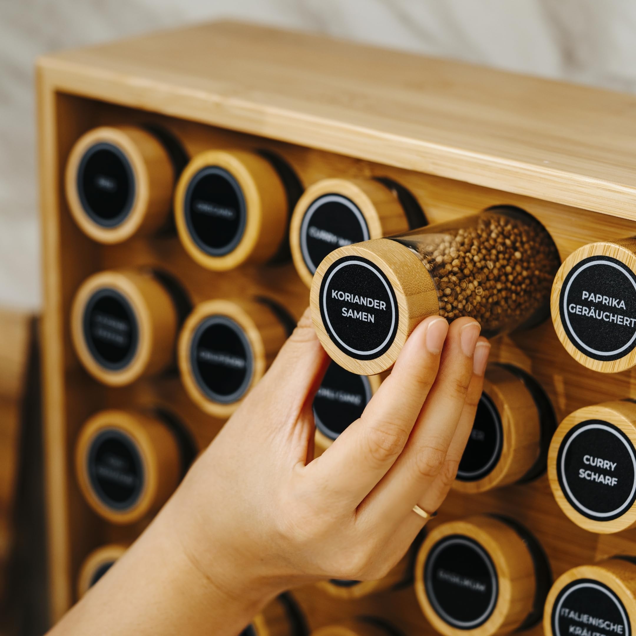 Adabor Gewürzregal aus Bambus Holz stehend oder für Schublade - Spice Rack Gewürz Organizer mit 30 Gläsern - Gewürzgläser mit Bambusdeckel+ Streueinsätze+ 144 Etiketten+ Stift für Gewürzaufbewahrung