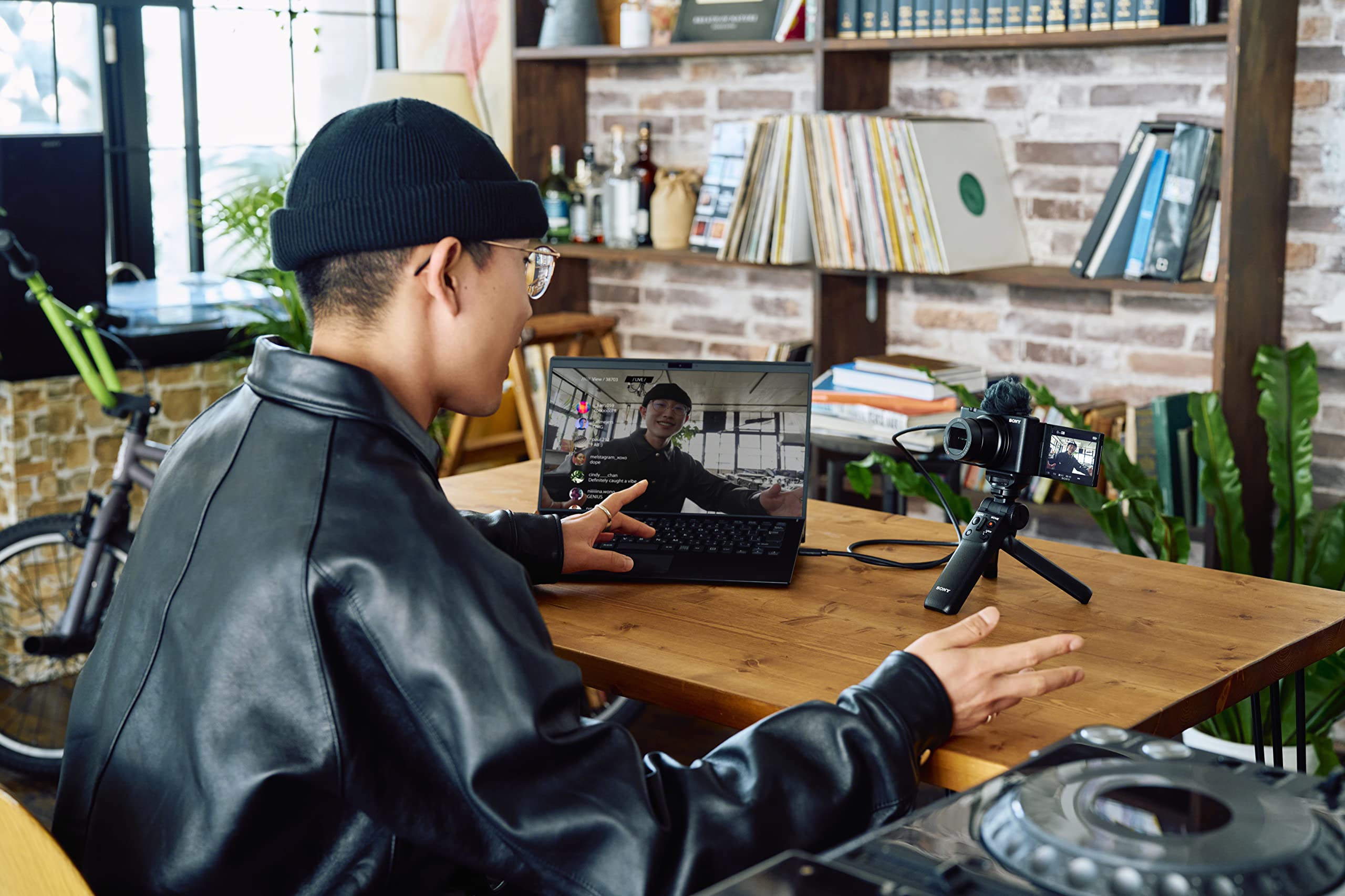 Sony ZV-1 II | Appareil Photo Vlog numérique - écran orientable pour Le vlogging - Objectif Zoom Grand Angle - vidéo 4K - Microphone omnidirectionnel ECM-G1 - Microphone(Batterie et sans Fil)