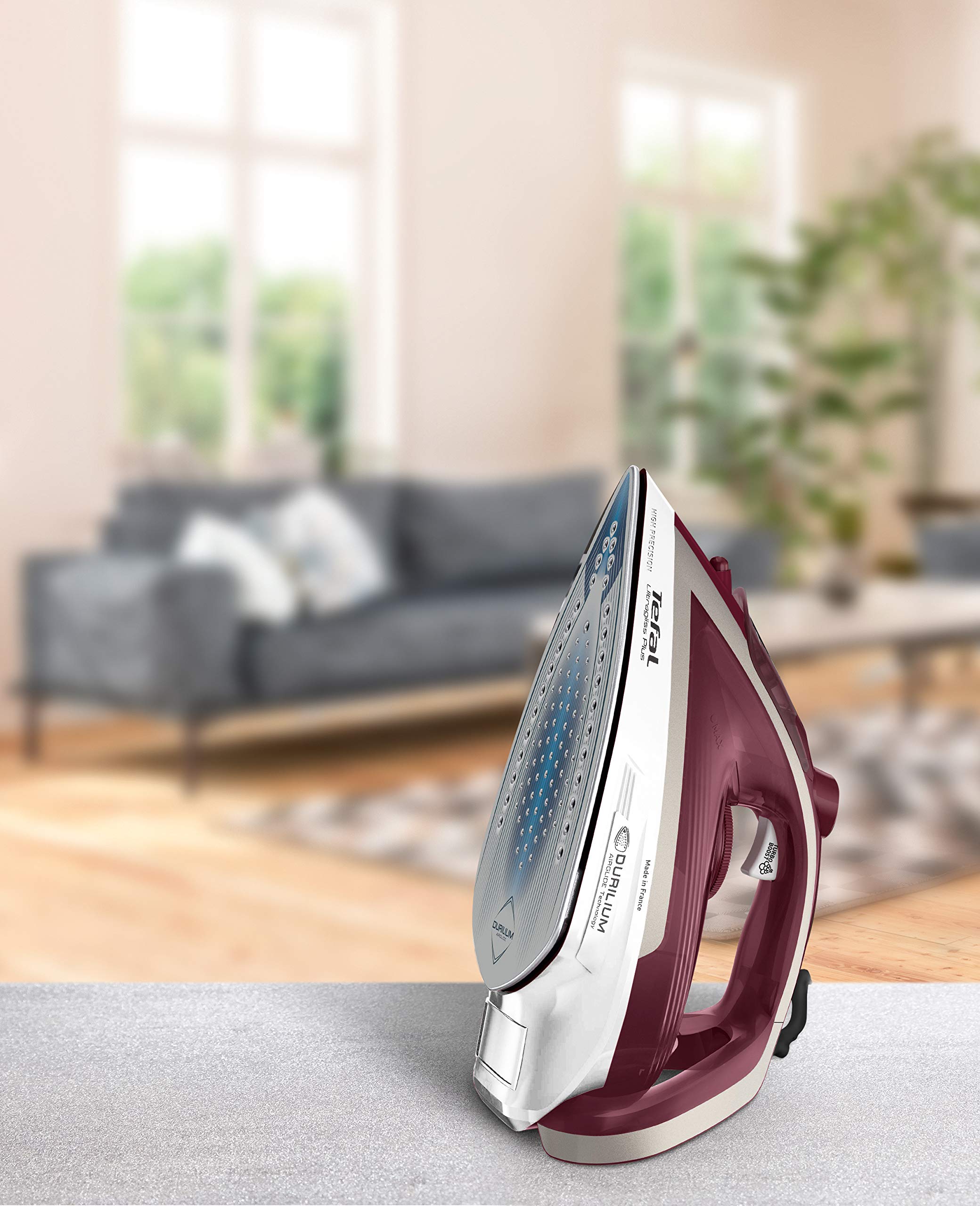 Tefal Ultragliss Plus Dampfbügeleisen, 2800 Watt, Dampfstoß: 250 g/Min., 50 g/Min. Dampfabgabe, kurze Aufheizzeit, Eco Mode, kratzfeste Durilium Airglide Bügelsohle, dunkelrot/silber, FV6810