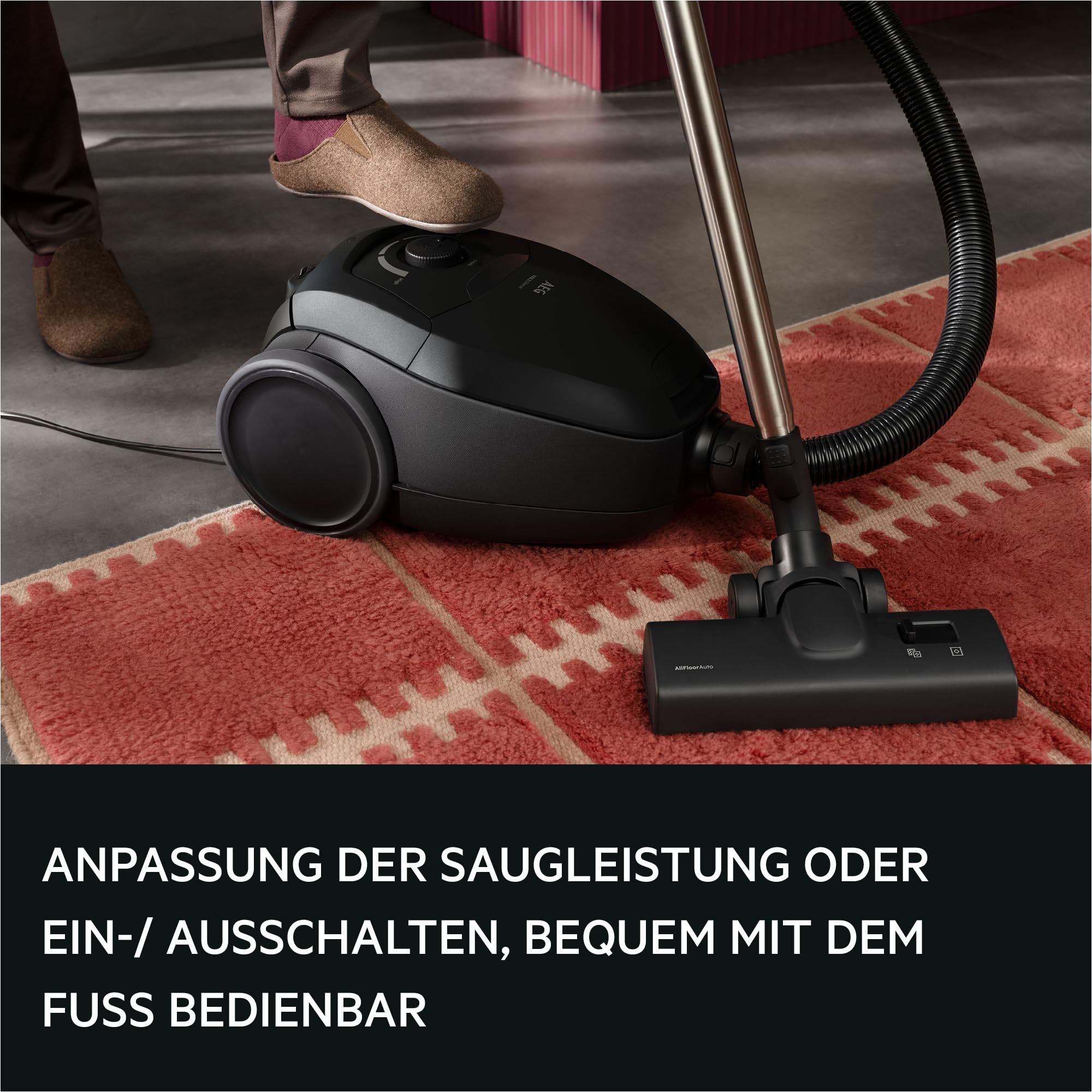 AEG Staubsauger mit Beutel, besonders leise 64 dB, kraftvolle 750 W, ergonomischer Handgriff, 12 m Aktionsradius, HEPA Allergy Plus Filter, AllFloor Düse für Hart- und Teppichböden, Schwarz, VX83‑2EBR | 750 W, 3,5 l, Geräuschpegel 64 dB(A), Staubsauger mi