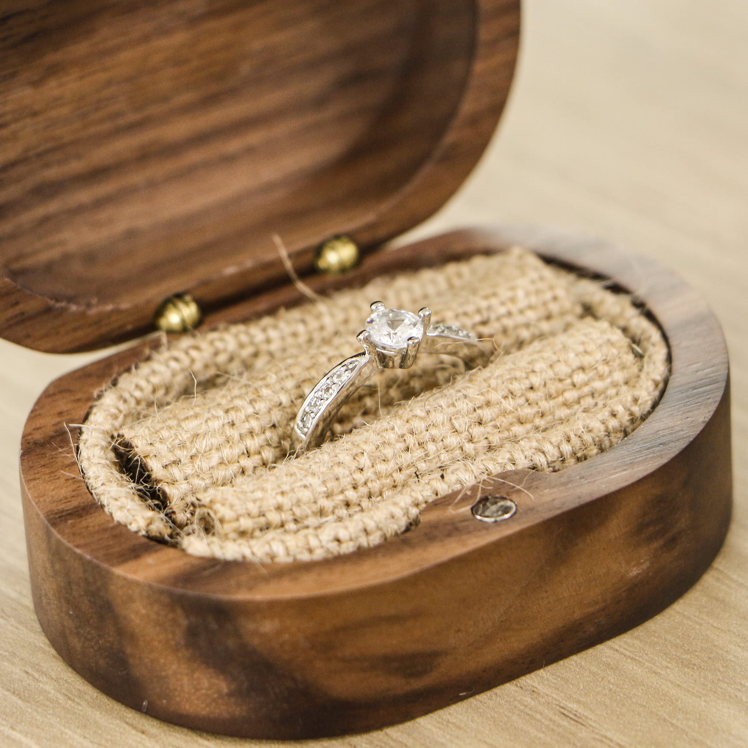 Boîte à Alliances Mariage Bohème Personnalisée Ovale 7x5x3,4 Cm Bois Et Plexiglas | Les Grands Jours