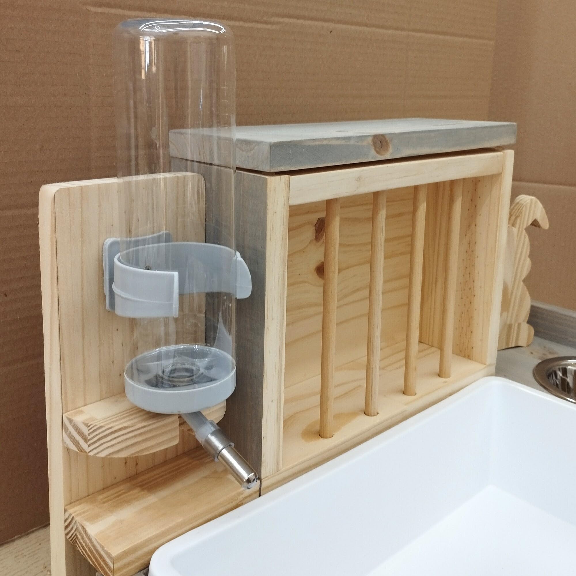 Lettiera artigianale in legno massello per conigli con mangiatoia fieno porta ciotole e beverino acqua (C1 Nuvola)