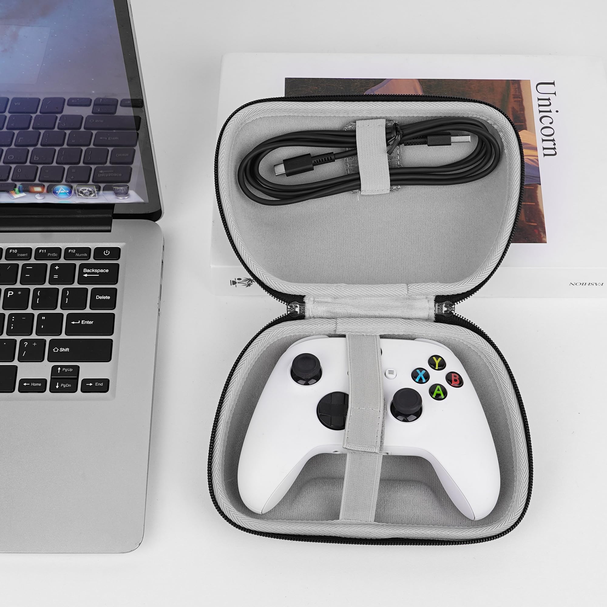 GEEKRIA Shield Case Compatible con Google Stadia Controller, Sony PlayStation 5 Controller, DualSense, Series X, Cyberpunk Xbox, PS4 Controllers Funda rígida de Viaje Bolsa de Transporte