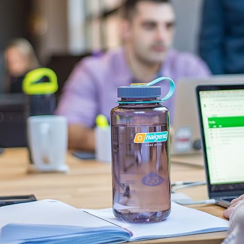 Miniatura 4 de Nalgene Sustain Tritan - Botella de agua sin BPA hecha con material derivado del 50% de residuos plásticos, 32 onzas, boca ancha, amatista y tapa de