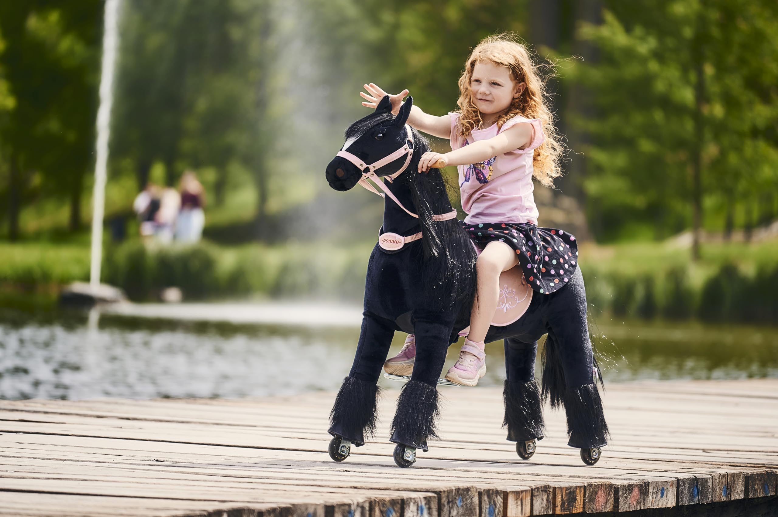 Ponnie - Ebony dziecięcy koń jeździecki, 5-12 lat, mechaniczny duży koń fryzyjski na kółkach, zdejmowane siodełko, Combable Mane, regulowane podnóżki