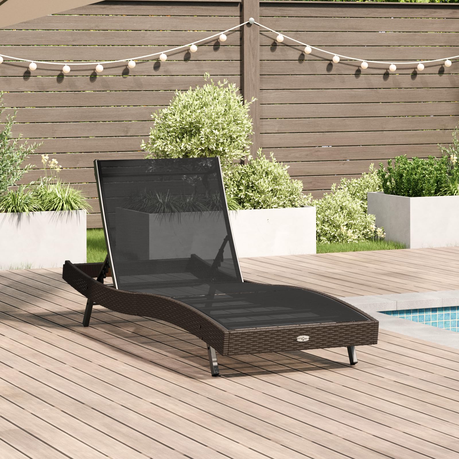 Chaise longue en polyrotin marron pour vos après-midis détente au soleil