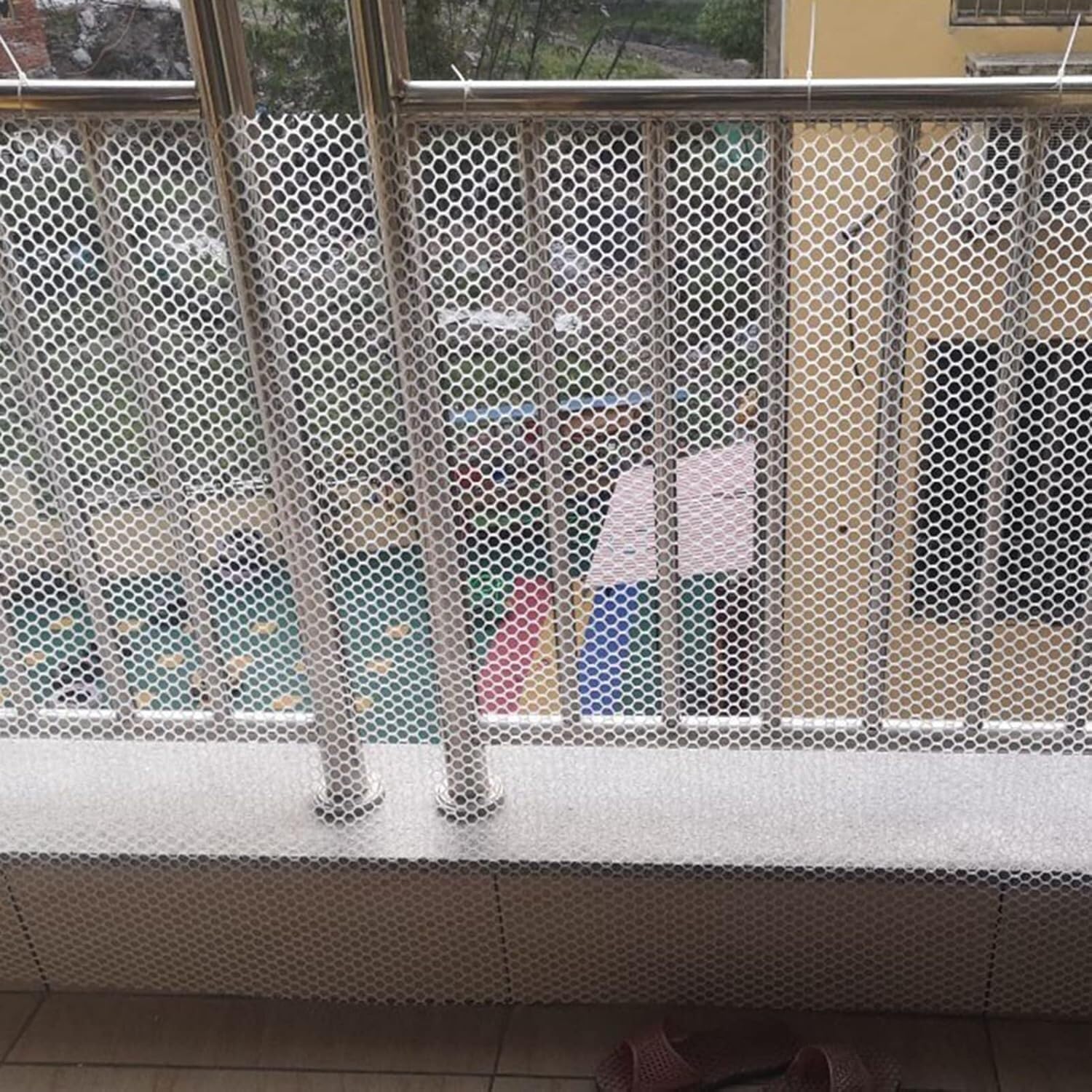 Clôture en maille plastique blanche anti-chute pour sécuriser le balcon et retenir les animaux