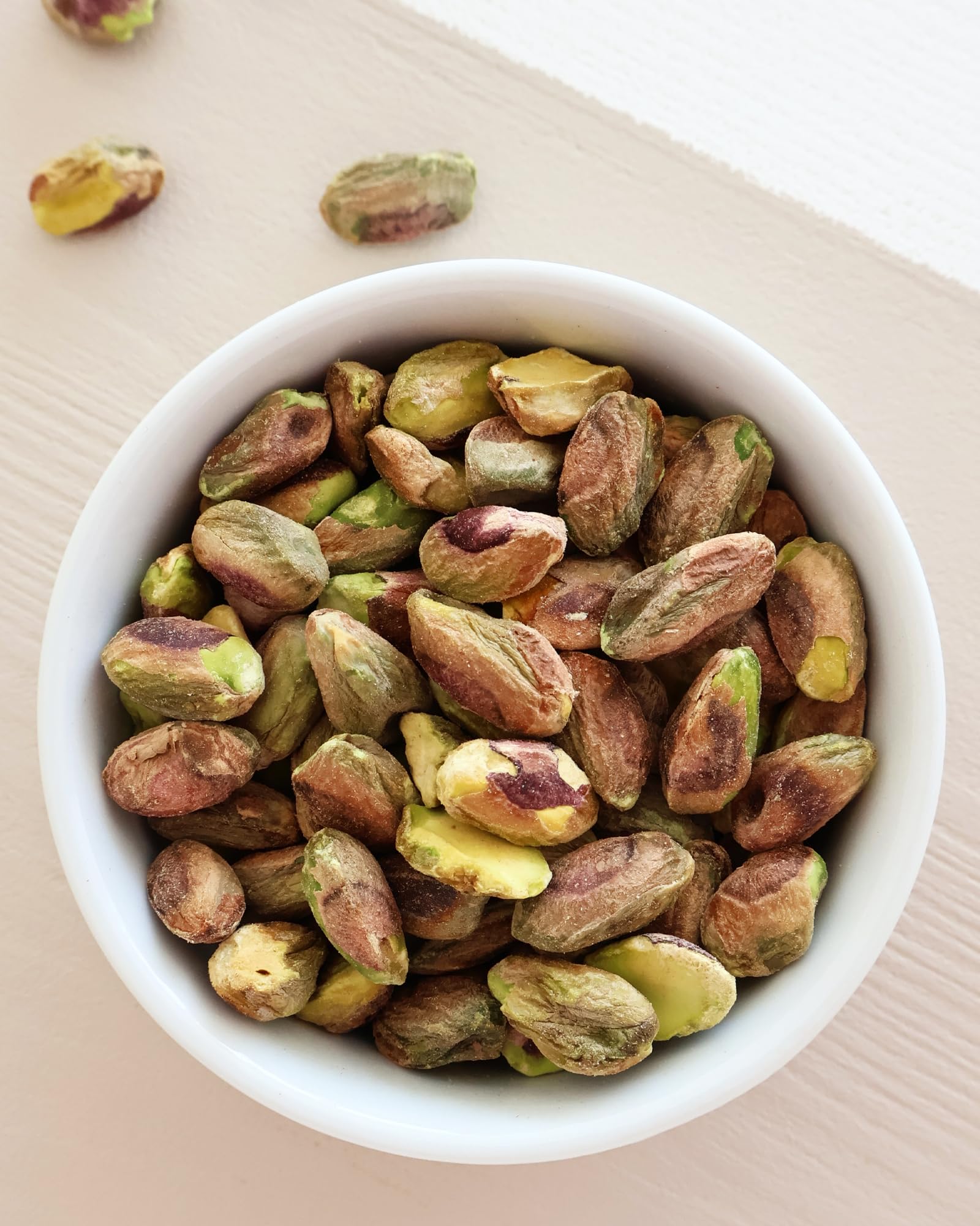 Pistazien ungesalzen geschält von der Grünen Essenz – Pistazienkerne ohne Schale ohne Salz -naturbelassen - gehackte Pistachios zum Backen halbiert und ganze (500 Gramm)