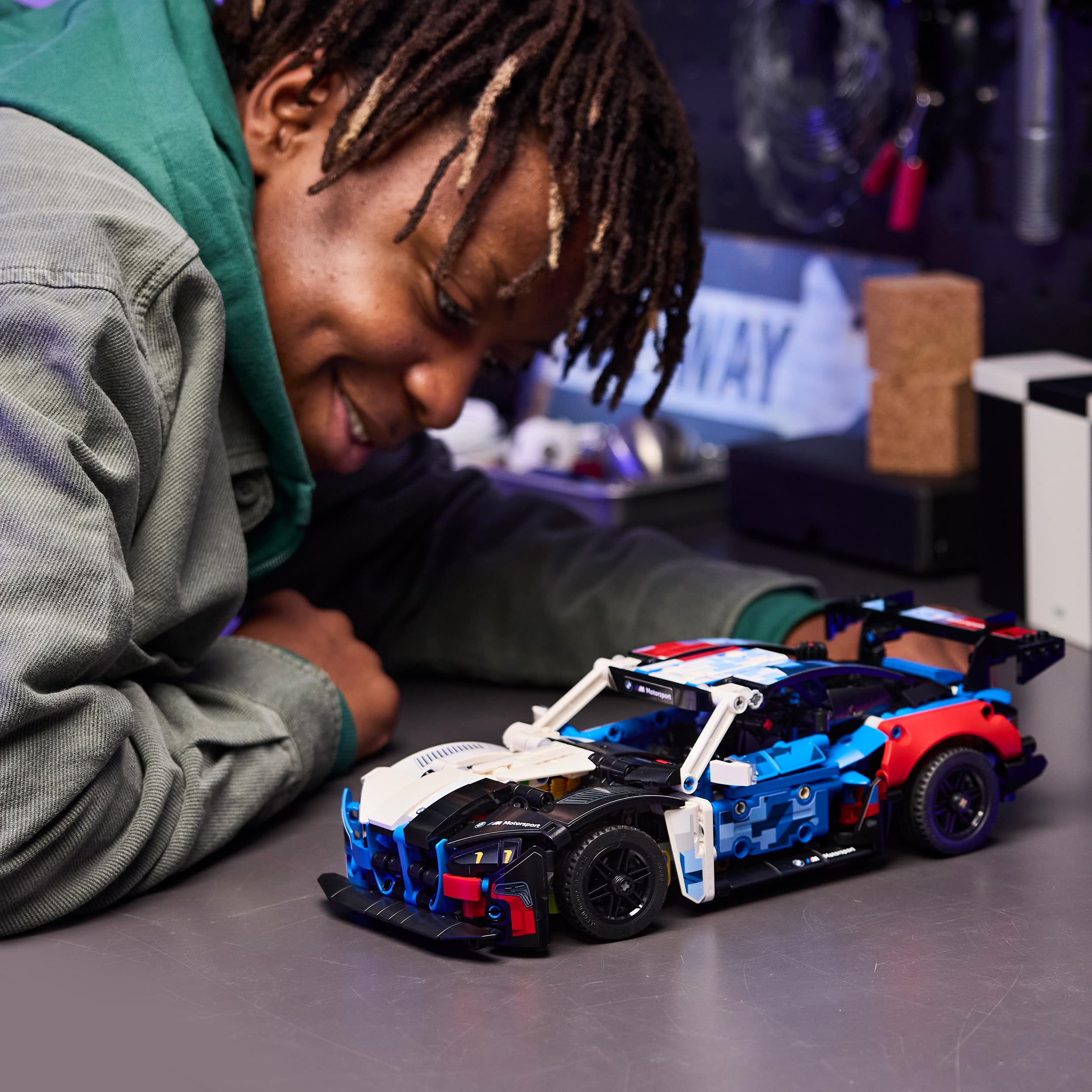 LEGO Technic Coche de Carreras BMW M4 GT3 EVO de Juguete - Kit de Maquetas con Motor V6, Dirección y Puertas Que se Abren - Regalo Gamer para Niños de 11+ Años y Adolescentes - 42226