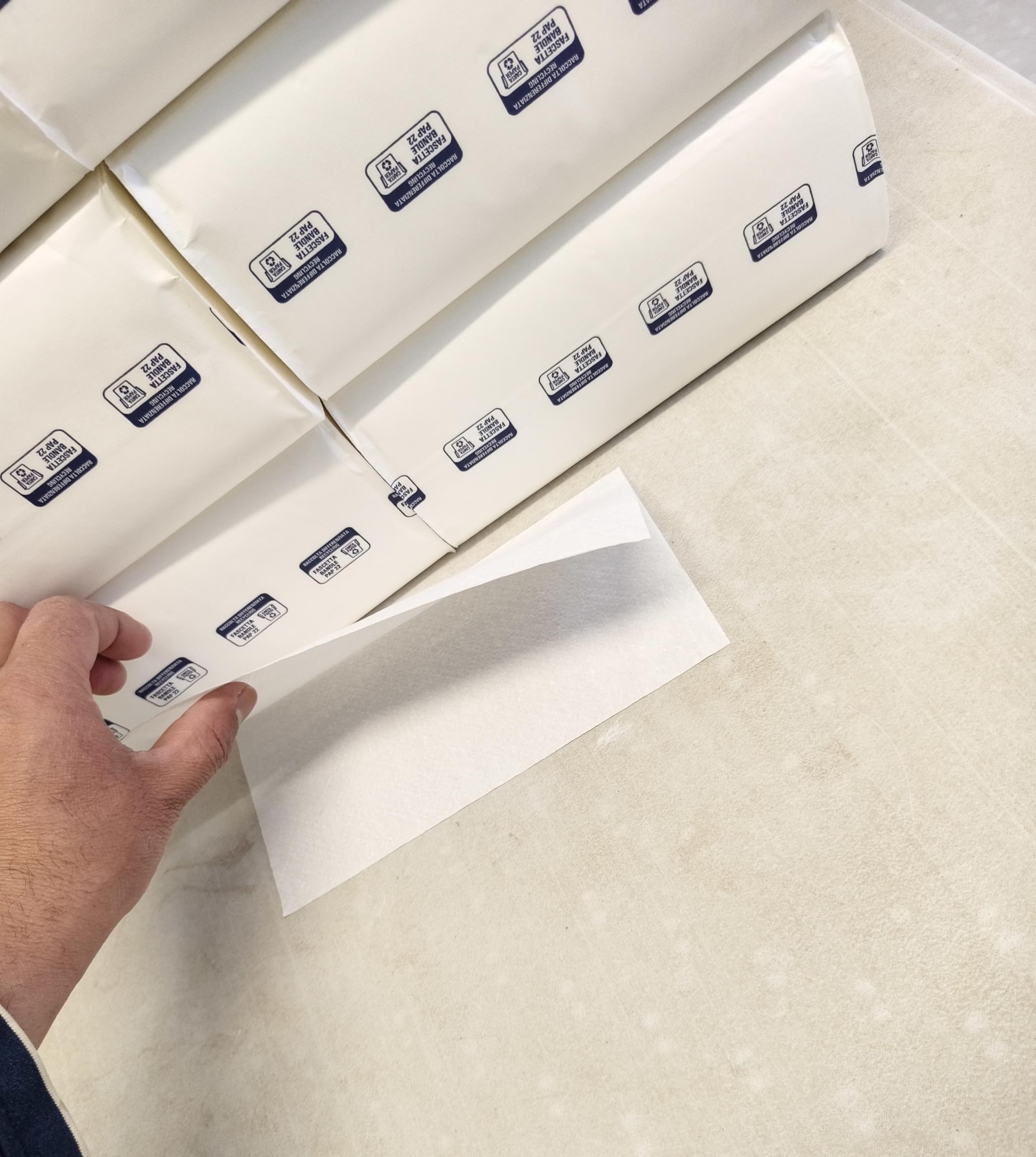 AmazonCommercial Singlefold  V-Fold / ZZ-Fold  Paper Hand Towels 2 Ply Pure Cellulose 3990 Sheets 15 Packs Of 266 Sheet Size 22 X 21 Cm H3 Dispenser Compatible - View #5