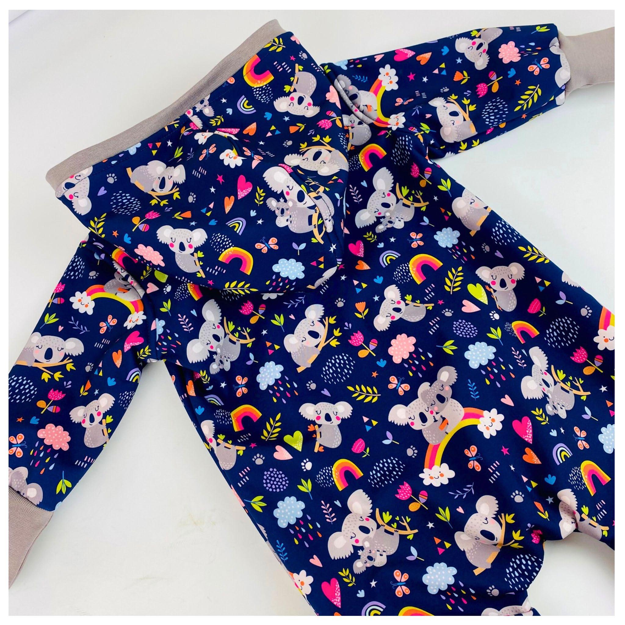 Lilakind Baby Overall mit Kapuze – Koala-Muster – Fleecegefüttert & Warm – Softshell-Einteiler für Jungen & Mädchen – Outdooranzug mit Reißverschluss & Bündchen – Größe 74–116