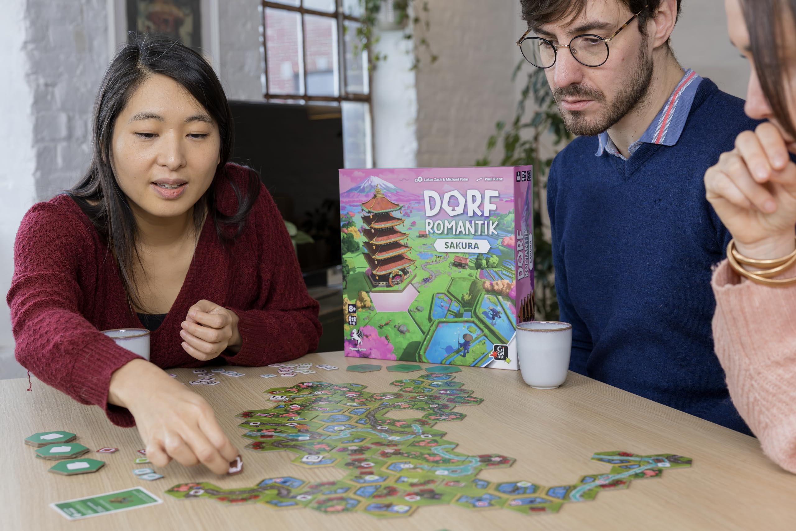 Dorfromantik – Sakura (Version Française) | Jeu de Société Standalone 1-6 Joueurs | Ambiance Japon Traditionnel & Cerisiers en Fleur | Dès 8 Ans