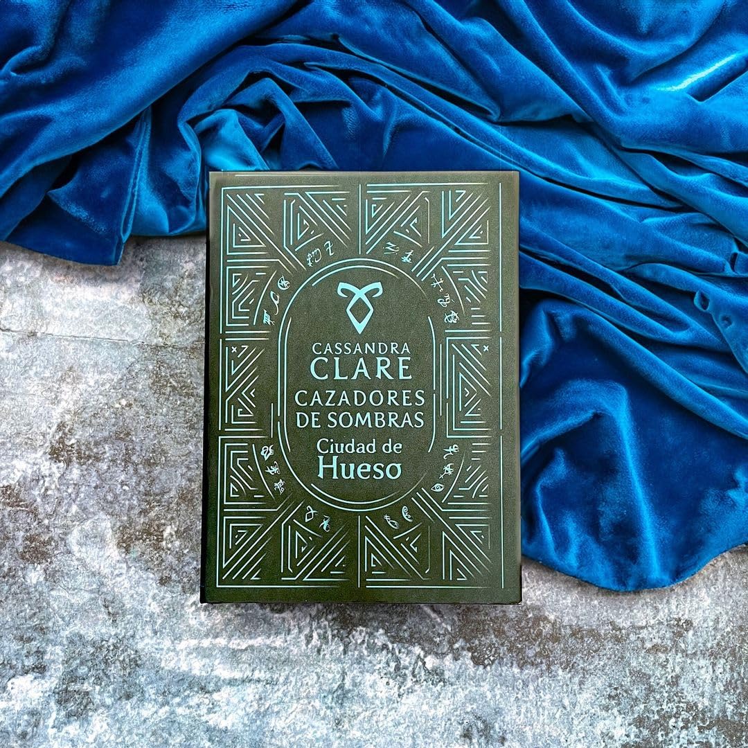 CAZADORES DE SOMBRAS. Ciudad de Hueso (Edición en Español)