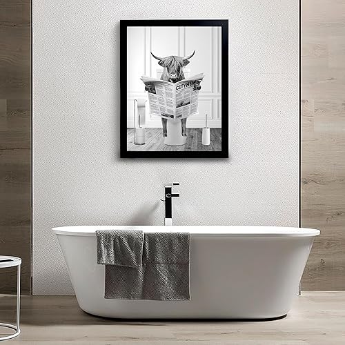Vista 10 de YongArt Decoración de baño enmarcada en negro, divertido arte de pared de vaca de las tierras altas en bañera, 8 x 10 pulgadas Arte de pared de vaca
