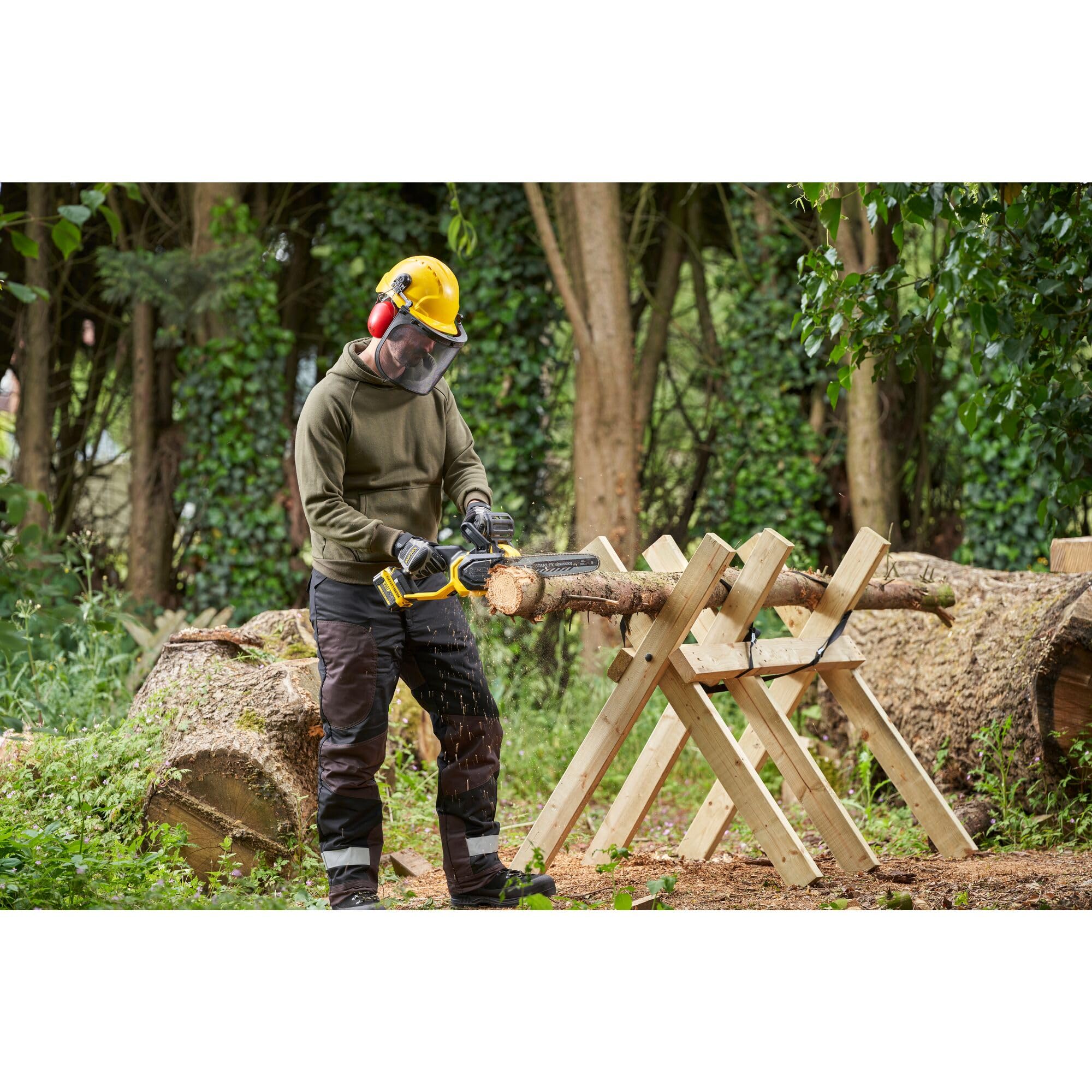 STANLEY FATMAX SFMCCS730M1-QW - Motosierra inalámbrica (18 V, longitud de la espada de 30 cm, motor sin escobillas, con 2 empuñaduras y protección de la mano, adecuada para trabajos de madera y jardín | Motor sin escobillas, Con 2 empuñaduras, Protección