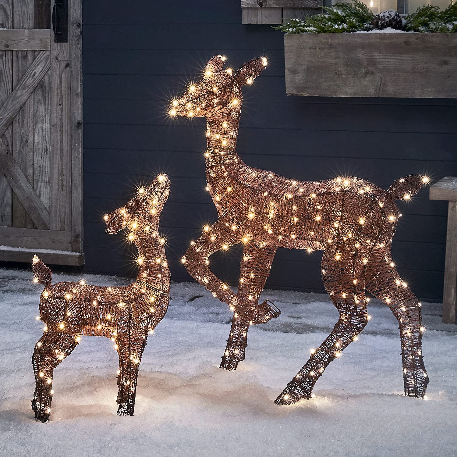 Lights4fun 300er LED Harewood Braune Rentiere Rentier Figuren Mutter und Kind mit Timer warmweiß innen und außen Weihnachtsfigur