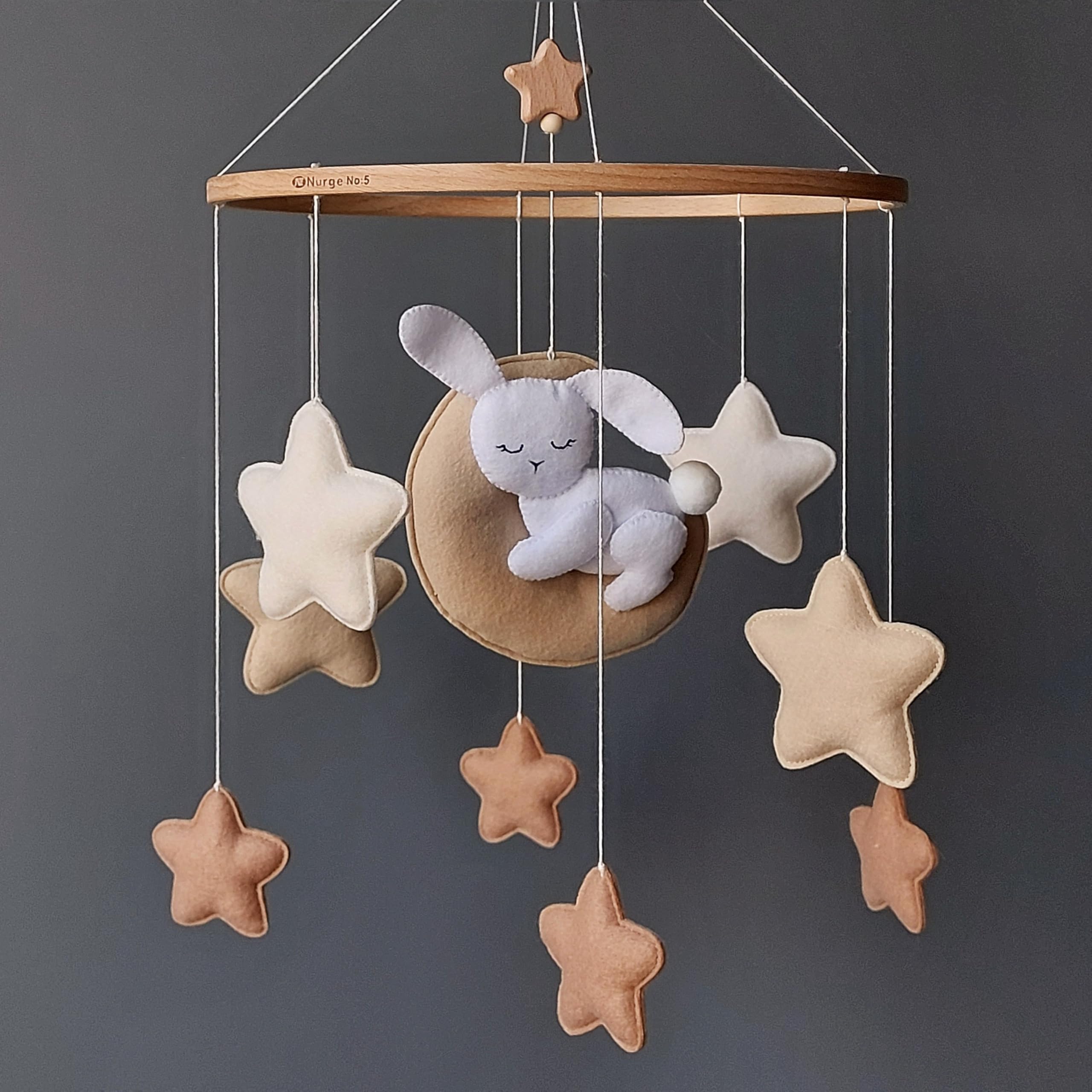 Baby Mobile Hase – Schlafender Hase auf Mond mit Filzsternen | Neutrale Babymobile für Jungen & Mädchen | Handgemachtes Kinderzimmer Deko | Geschenk zur Geburt