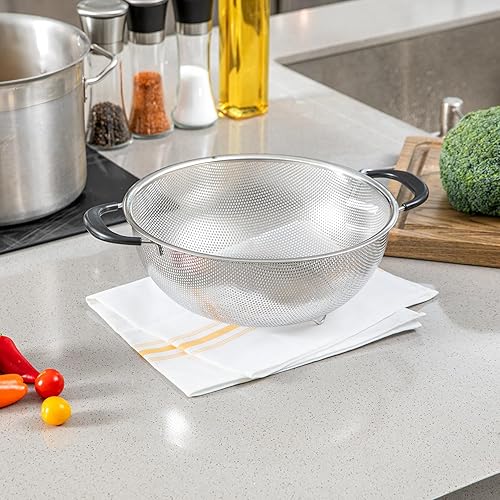 Miniatura 6 de Restaurantware Colador de malla de acero inoxidable de 5 cuartos de galón apto para lavavajillas con asas de agarre suave, cesta coladora de cocina