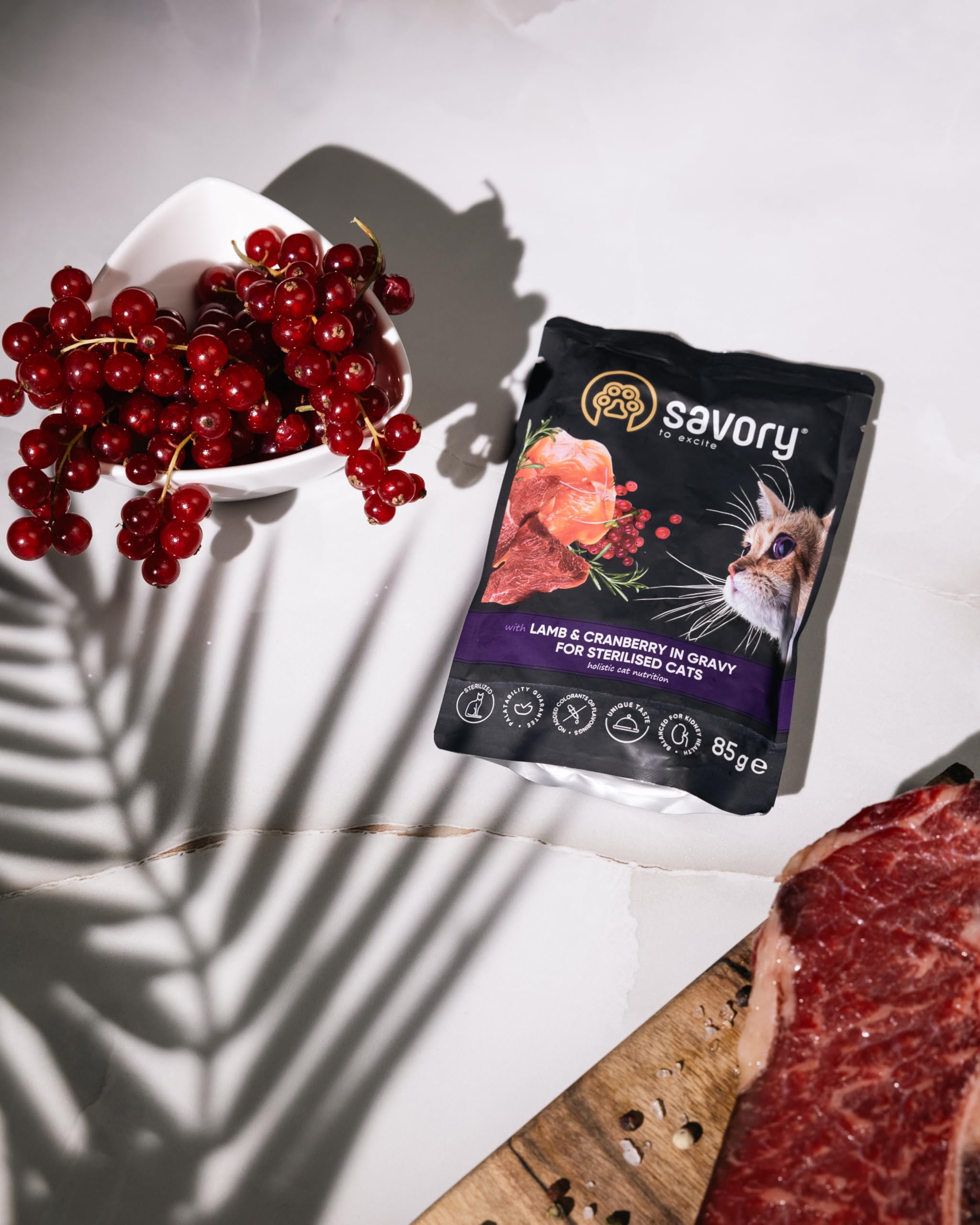 Savory - Katzenfutter Nass - Katzennassfutter - für Erwachsene Katze sterilisiert - Lamm & Preiselbeeren - Weiche Fleischstücke, mit Taurin, Vitamine E, D3, Zink - Nassfutter 48er-Pack (48x85 g)