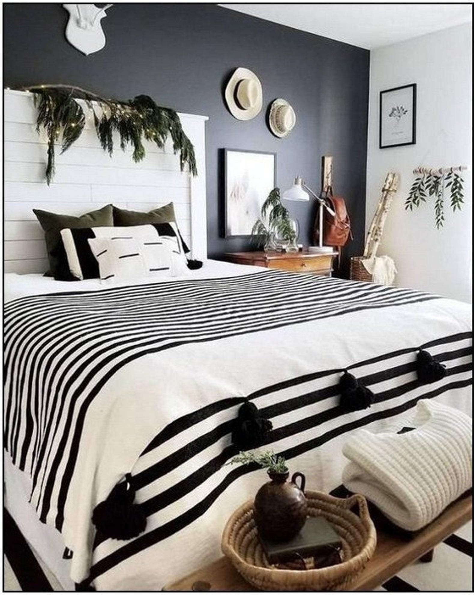 Moroccan Blanket White and black Stripes,handwoven throw,tassel blankets, Pom Poms, Boho Blanket, Couverture marocaine,Pom Pom Blankets (Twin 165 cm by 229 cm, Black & White)