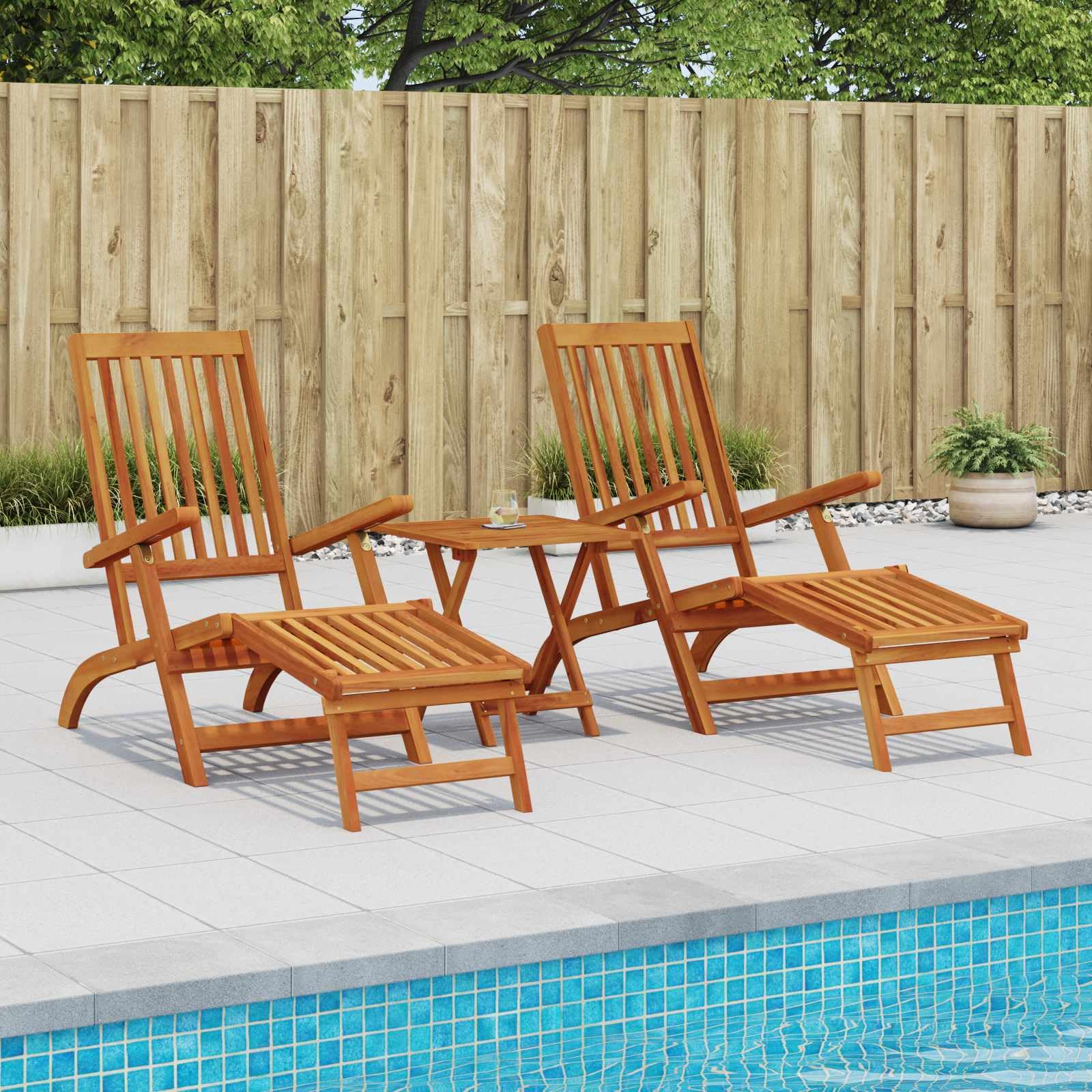 Set 2 Lettini Prendisole in Legno di Acacia con Tavolino | Arredo relax per giardino, piscina e patio con schienale regolabile a 5 posizioni e poggiapiedi integrato.