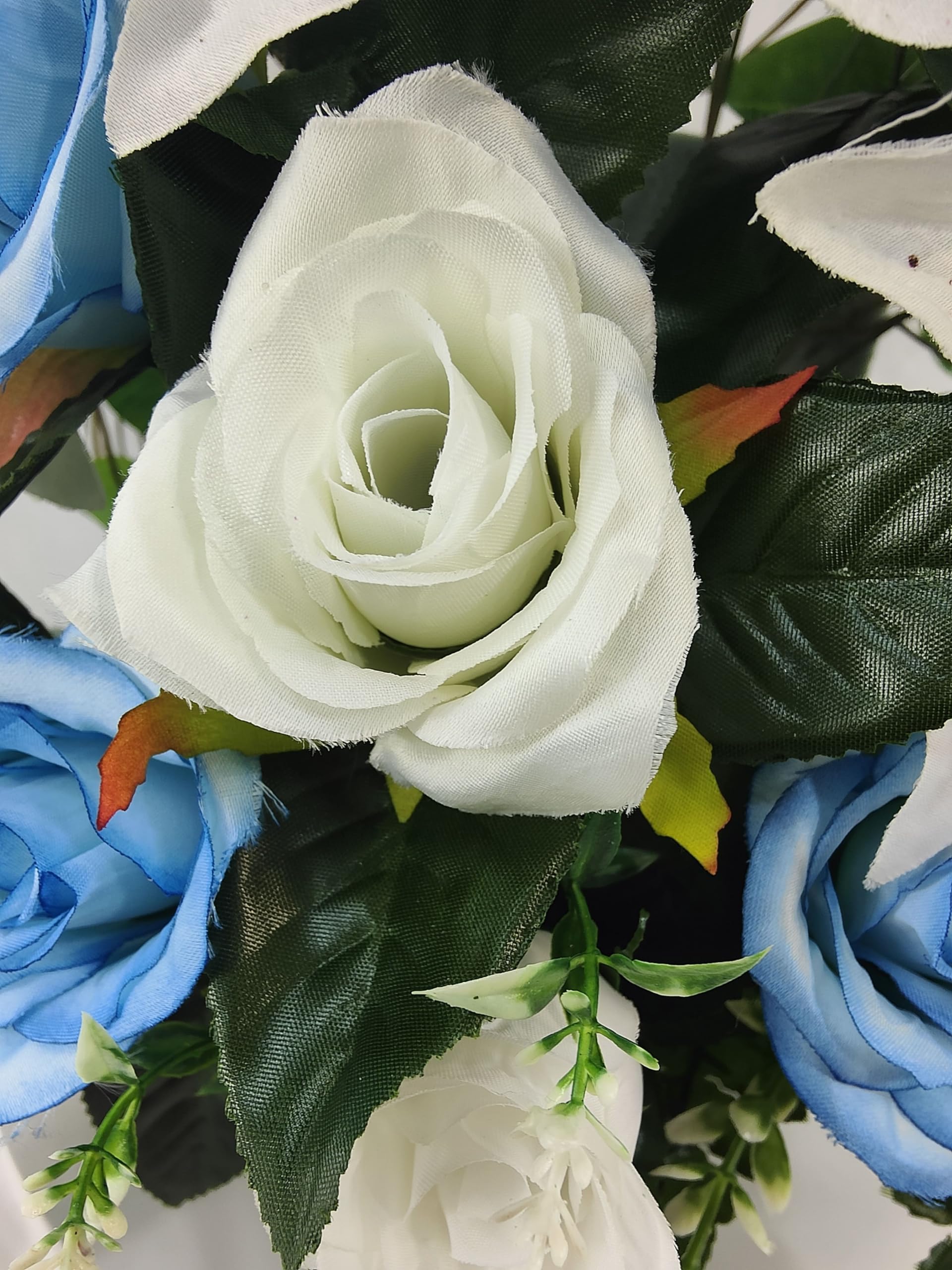 DRW Centre de Fleurs artificielles Cimetière, Saints, Anniversaires Roses Bleues et Blanches et liliums 50 cm Largeur x 55 cm Hauteur x 25 cm Profondeur (Approx)