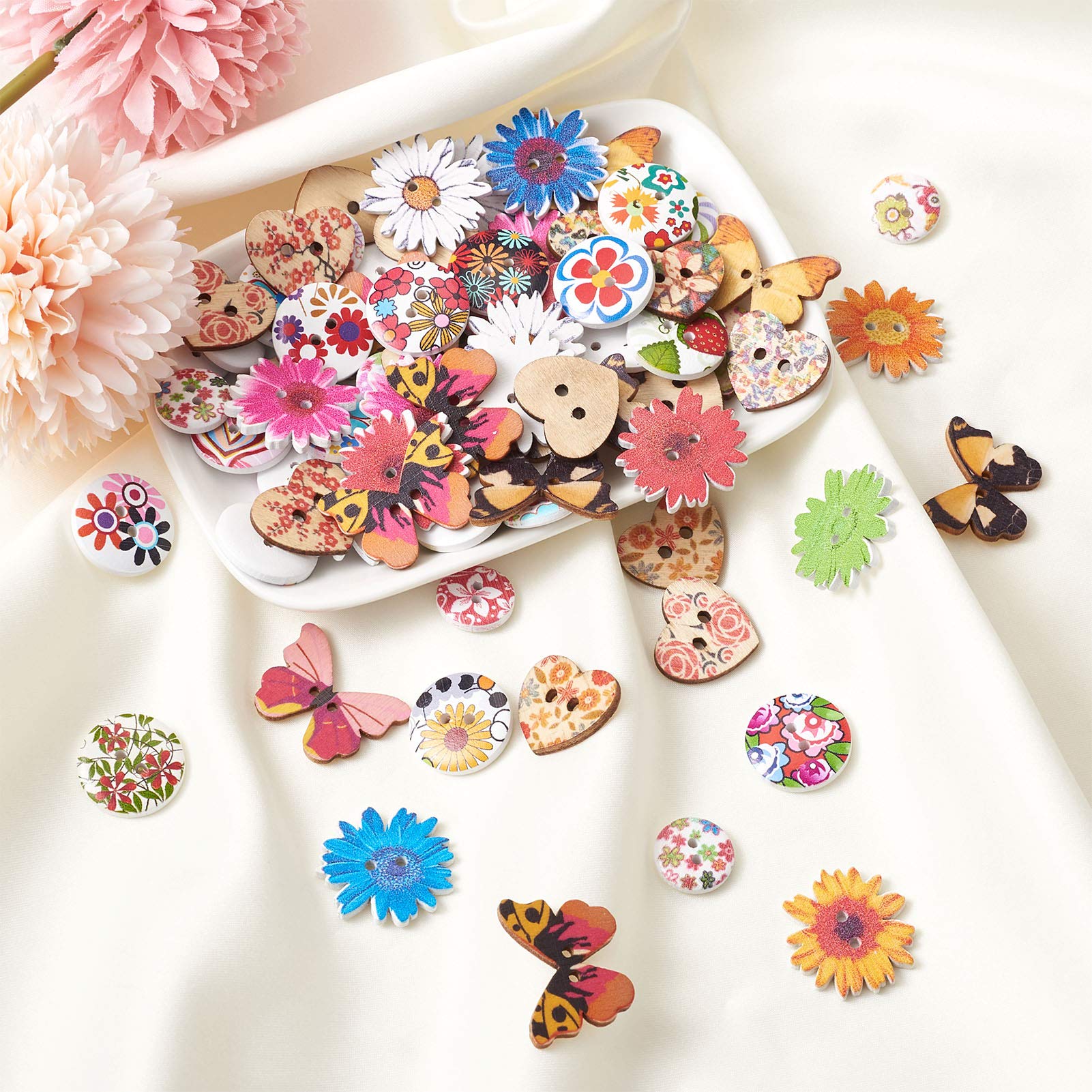 MegaPet 300 Stück bedruckte Holzknöpfe mit 2 Löchern, Herz, Blume, Schmetterling, runde Nähknöpfe mit Blumenmuster für DIY Nähprozess Dekoration