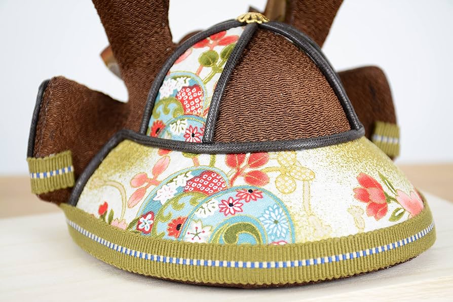 縮緬細工 五月人形 未使用 箱付き Amazon | 五月人形 ちりめん兜飾り 松鯉兜 木製鍬形 縮緬細工兜