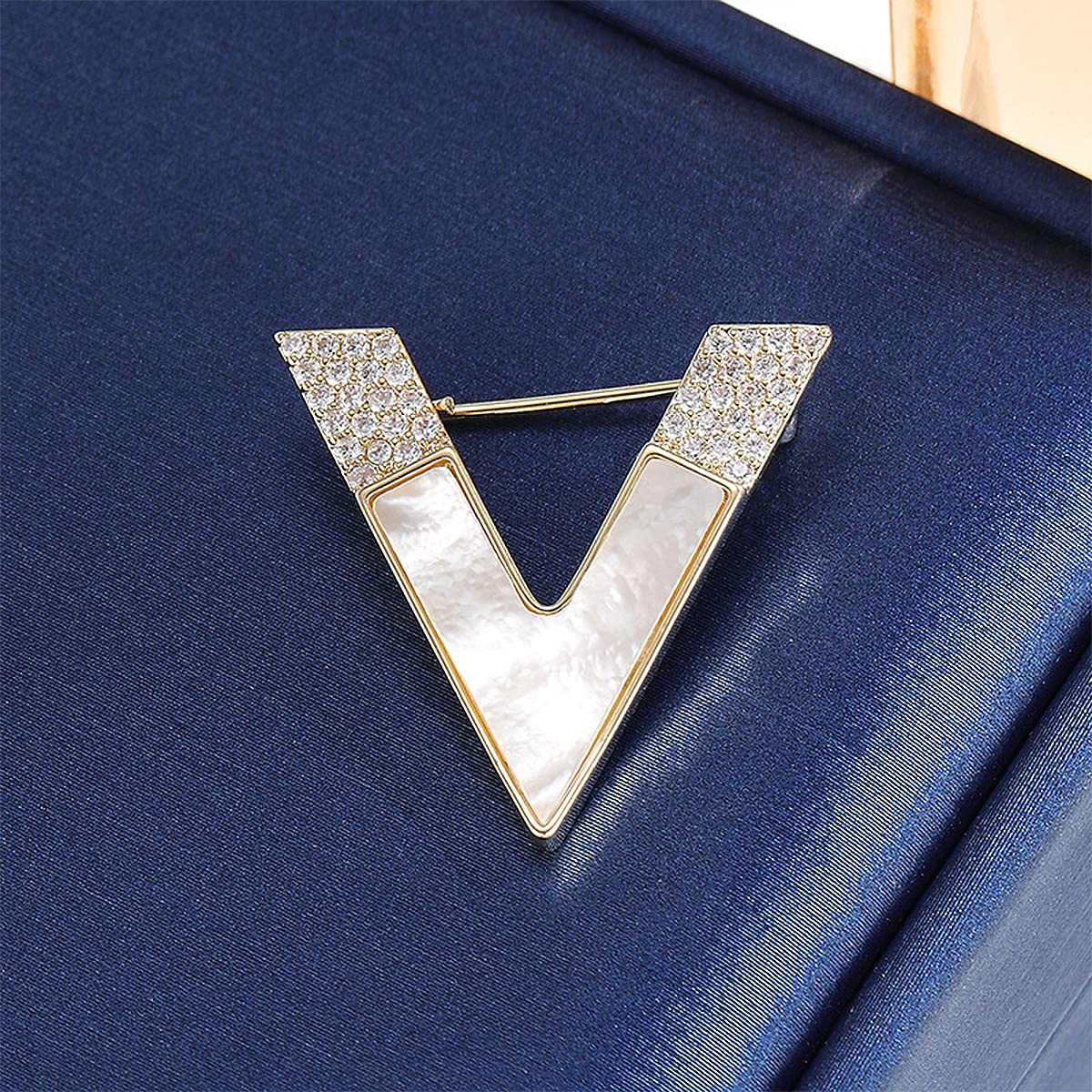 Broches con la Letra V para Mujer, joyería de Moda, Broche pequeño de Solapa con Forma de Concha.
