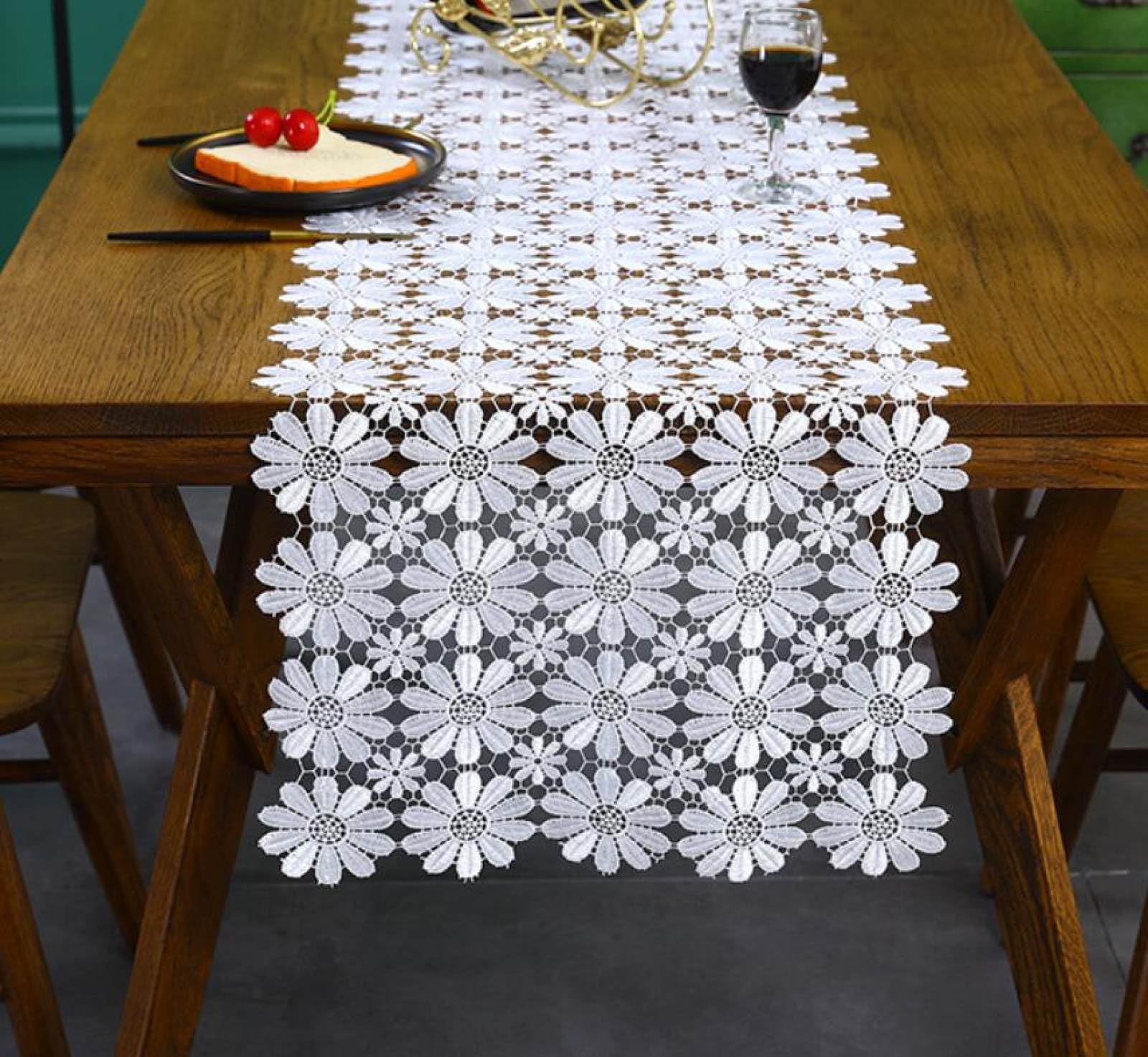 Chemin de table moderne en dentelle blanche pour un repas convivial et déco de table basse boho