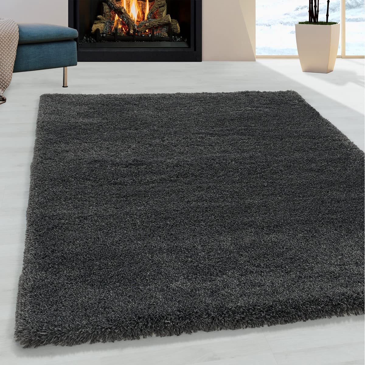 Tapis à poils longs super doux gris, idéal pour un salon chaleureux