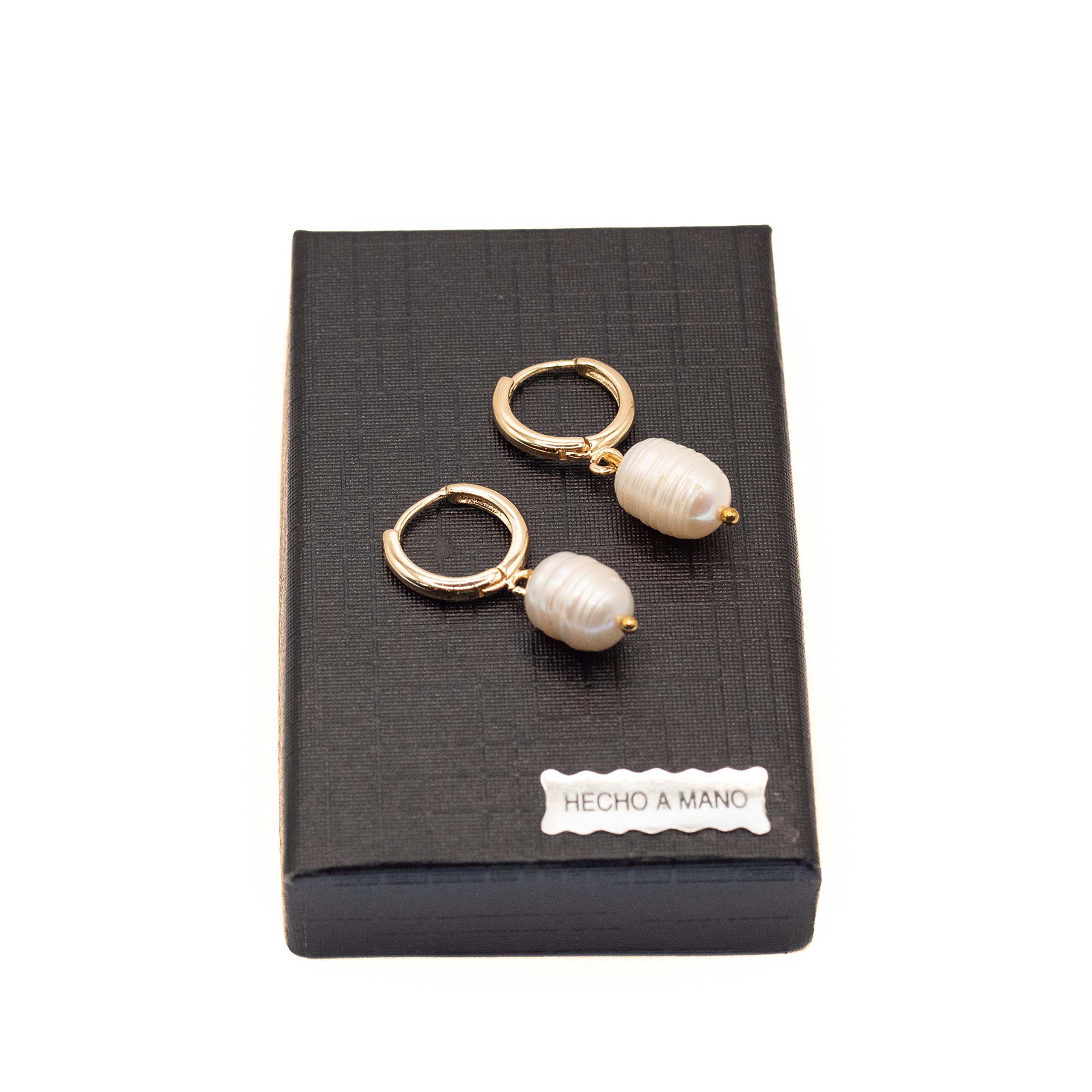 NILUXE DESIGN Pendientes perla y aro chapado en oro de 14k- Pendientes perlas cultivadas oro - Pendientes perlas y aro dorado - Pendientes perla colgante - Bonito para lucir e ideal para regalar
