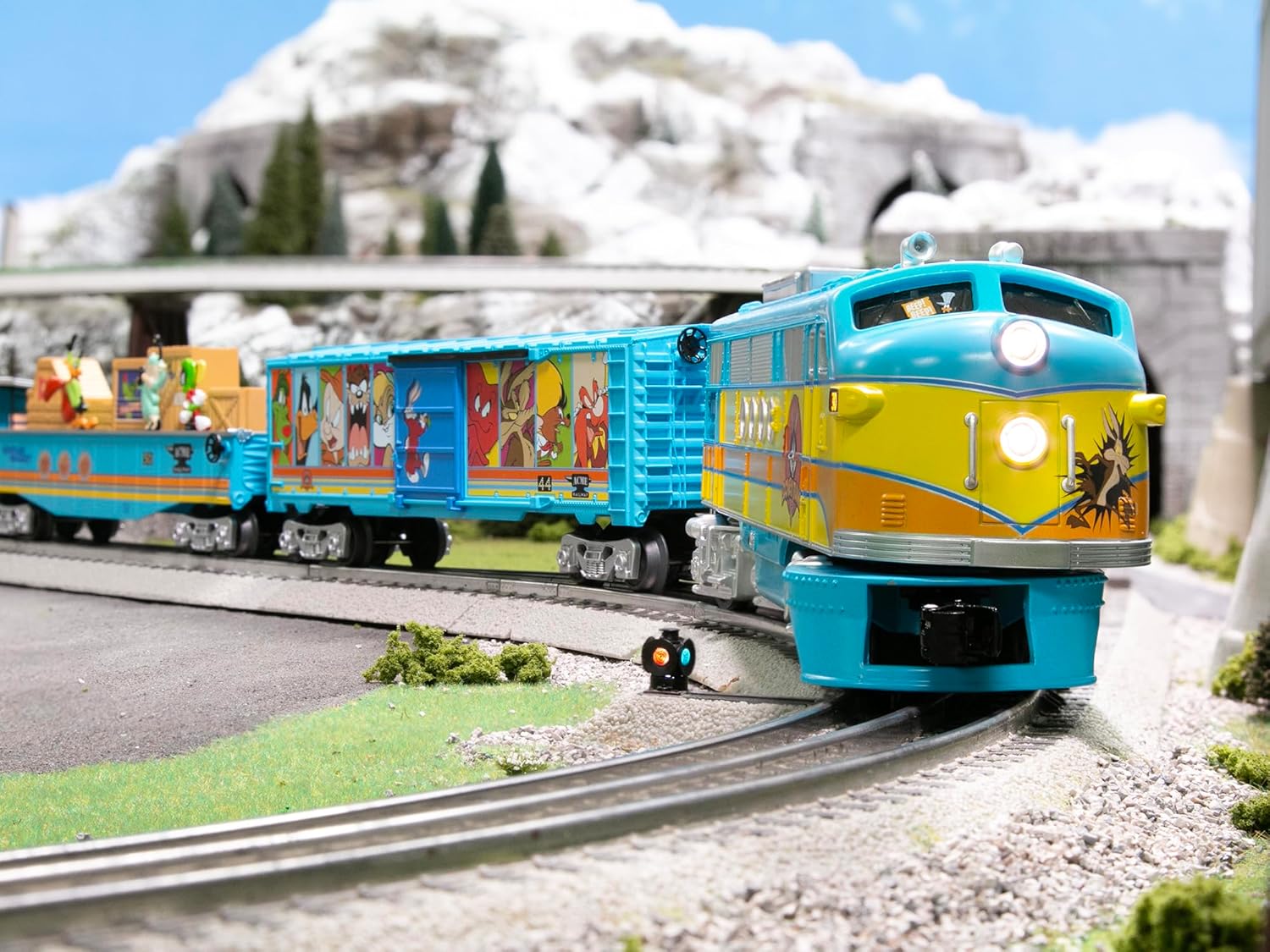 Lionel Looney Tunes Freight LionChief 5.0 Electric O Gauge Train Set with Bluetooth & Remote
