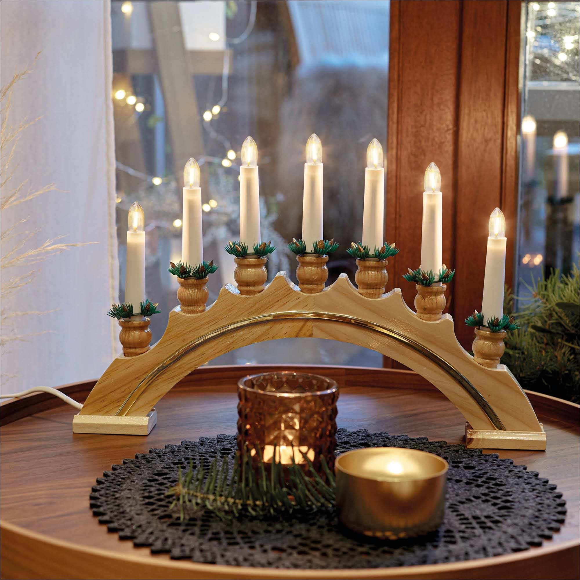 Hellum Arche lumineuse de Noël, éclairage de fenêtre de Noël intérieur, 43 x 27 cm, avec 7 bougies (+ de rechange) et barre dorée, arche lumineuse avec courant et interrupteur 151800