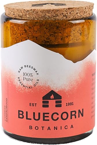 Vela de aceite esencial de ciprés y sándalo y cera de abeja pura en recipiente de vidrio soplado. Bluecorn Beeswax Botanica. Vela perfumada no Vela de aceite esencial de ciprés y sándalo y cera de abeja pura en recipiente de vidrio soplado. Bluecorn Beeswax Botanica. Vela perfumada no