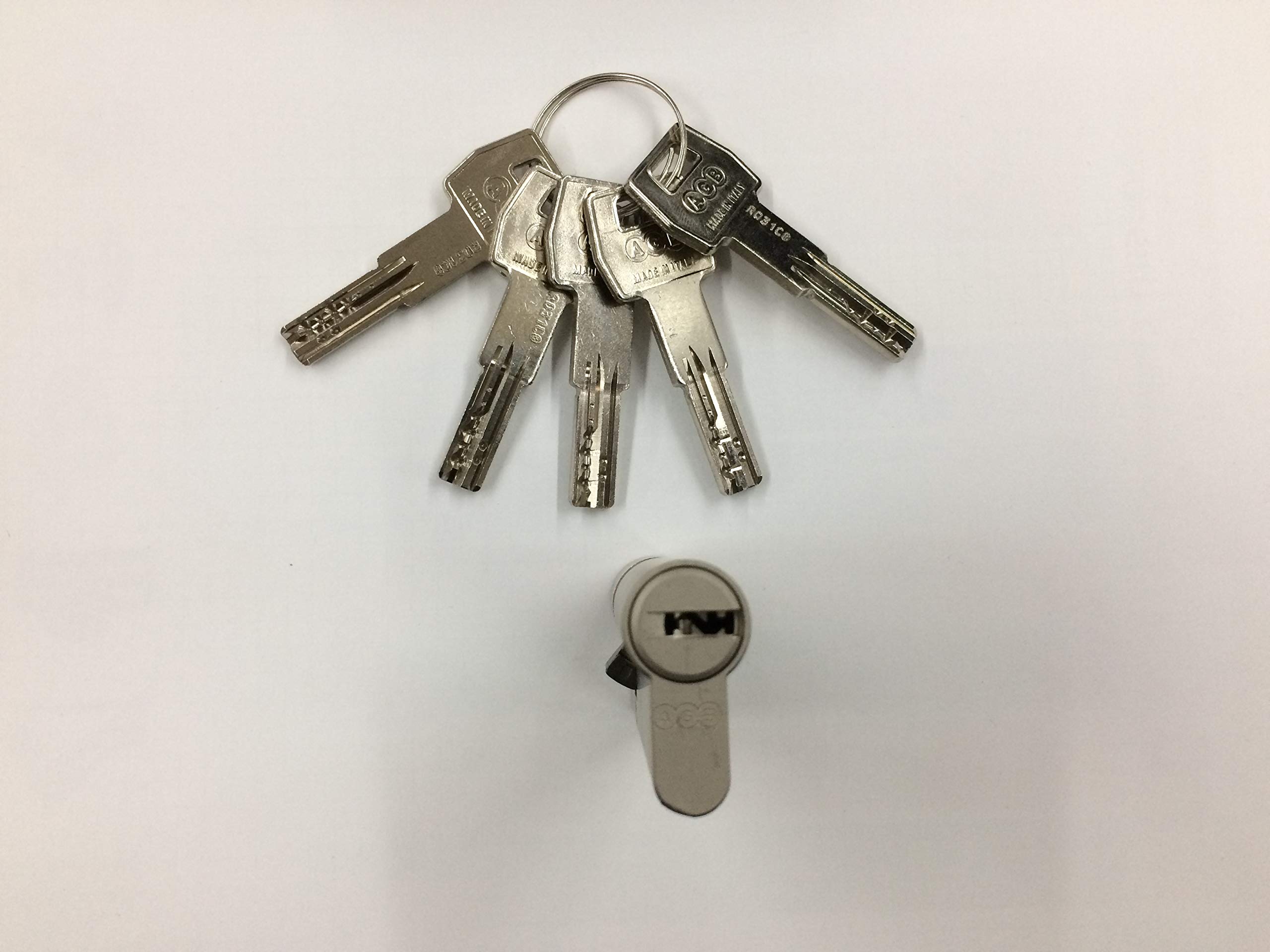 Cilindro di sicurezza europeo AGB serie 5000 PS :doppia funzione,il cilindro funziona anche con le chiavi inserite su i lati.- Antibumping - 5 chiavi Lunghezza del cilindro 90 mm. (35-10-45)