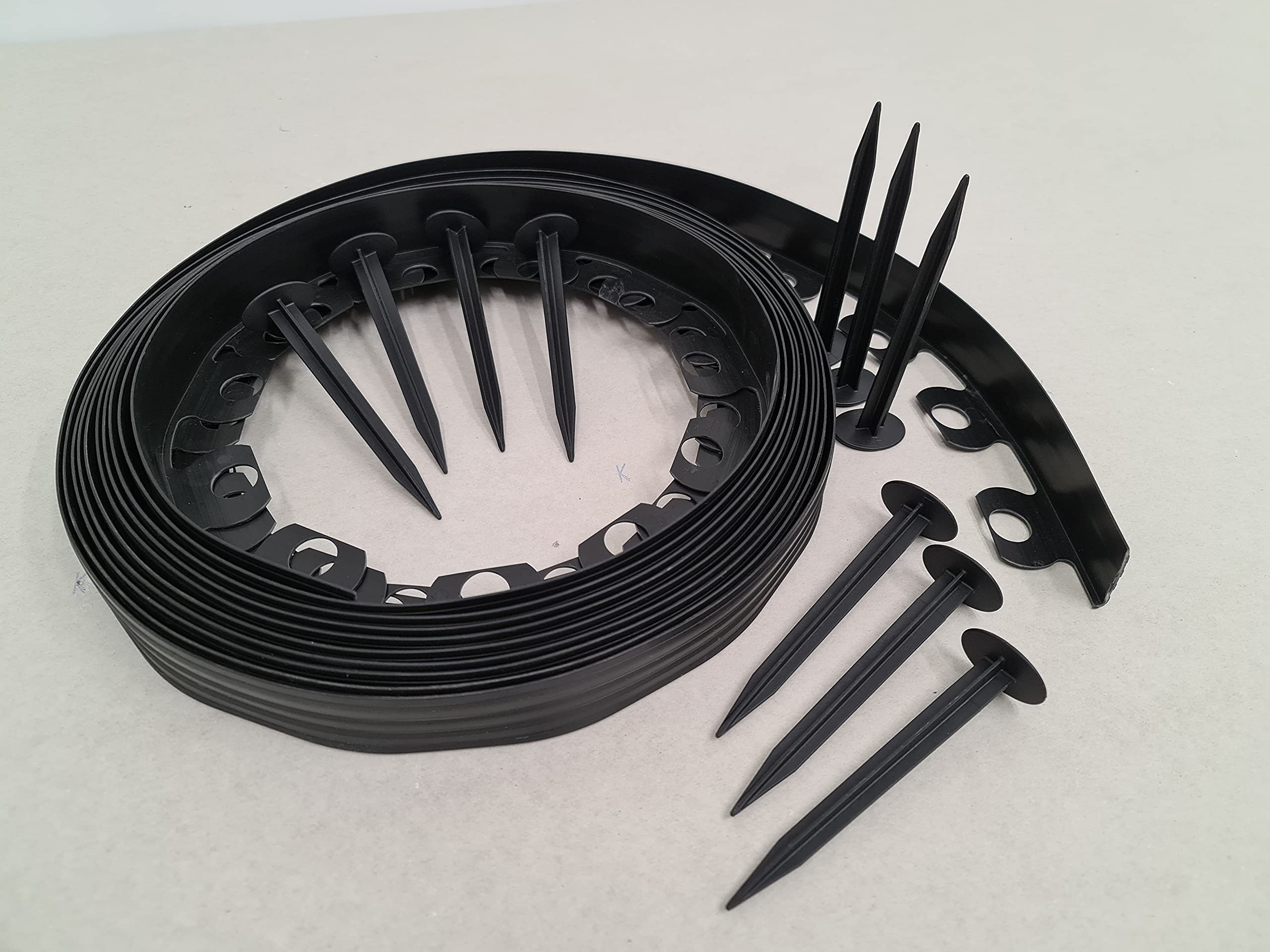 10 metres of BLACK Flexible Plastic GARDEN EDGING with 50 STRONG