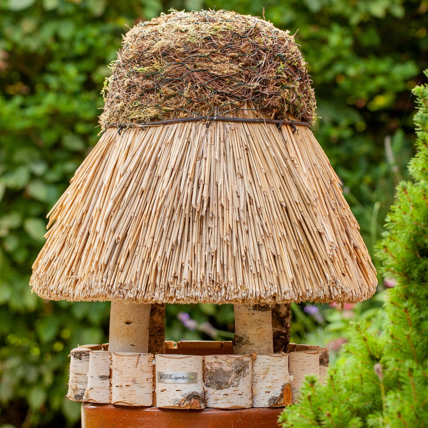 VOSS.garden Vogelhaus Amrum mit Reetdach, Naturbelassene Birke 33cm große Futterplatte, Vogelhäuschen Futterhaus Futterstation Naturbelassene Vogelvilla