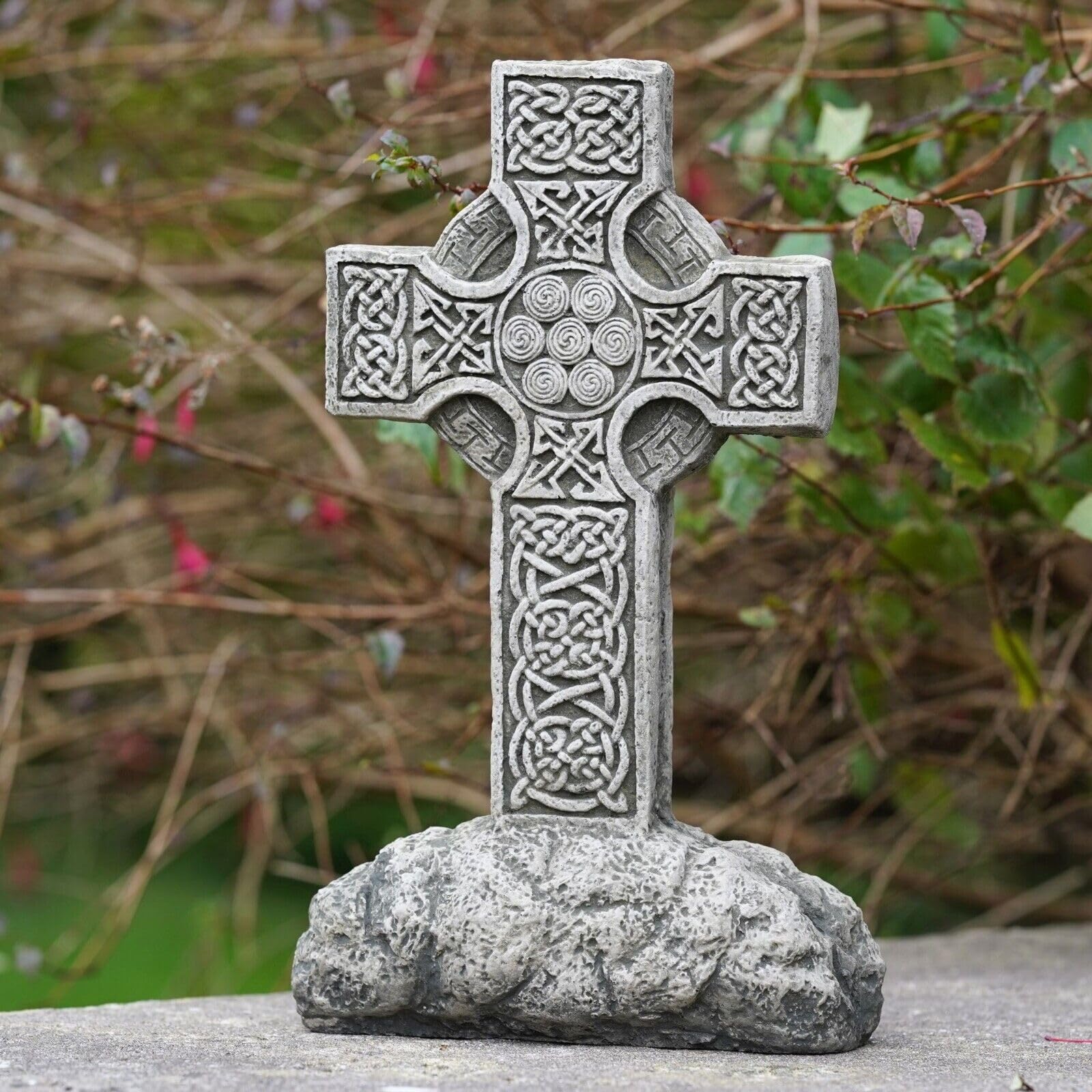 Estatua de piedra grande de cruz celta con base, adorno de jardín al aire libre, decoración británica
