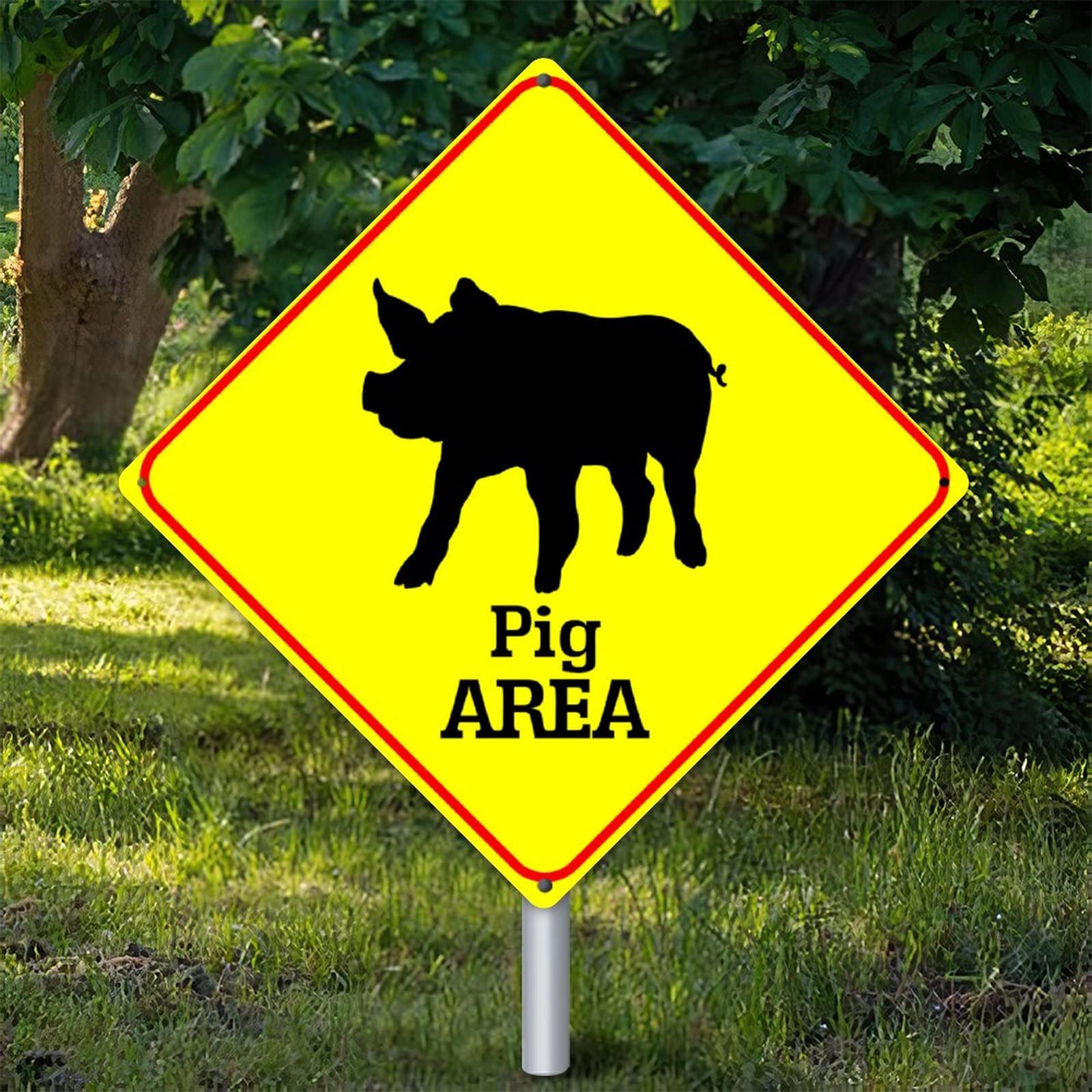 Déco murale cochon en métal jaune contre les murs vides