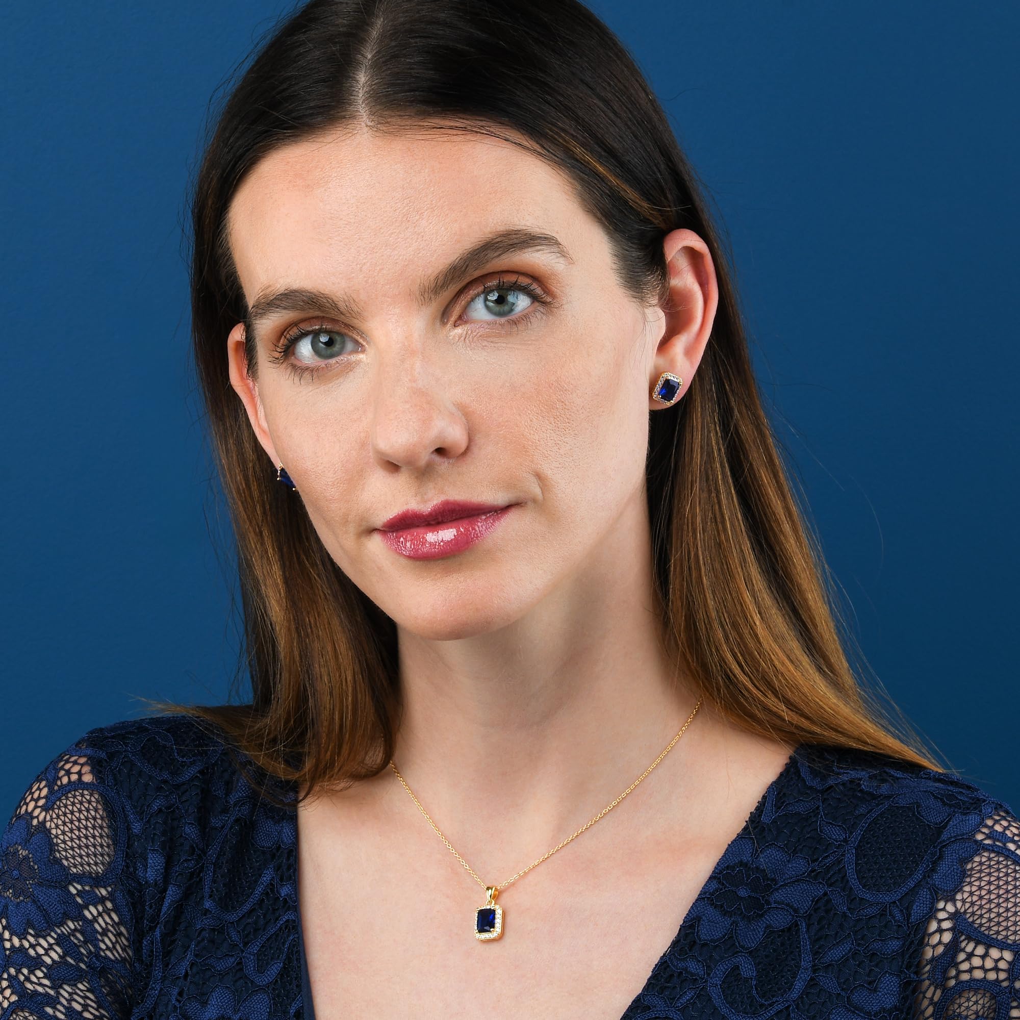 Diamond Treats Collar con Colgante de Talla Esmeralda para Mujer, Collar Plata de Ley 925 con una Piedra de Color y Pequeñas Piedras de Circonitas, Collar Mujer en Plata 925 Para Mujer