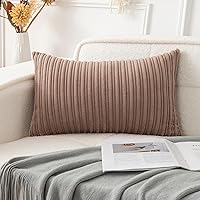 Vista 150 de UGASA - Fundas de almohada decorativas de terciopelo suave y sólidas de Navidad para sala de estar/sofá, 16 x 16 pulgadas, 2 unidades, color burdeos