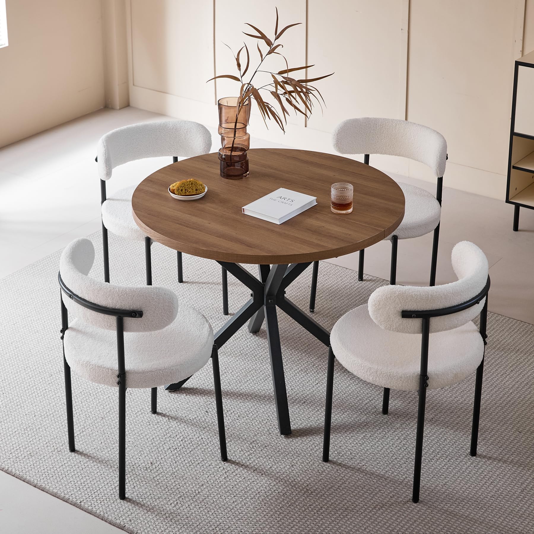 Essgruppe, Runder Esstisch (100 cm) + 4 Esszimmerstühle aus Lammfell-Imitat — Bietet Platz für 4–6 Personen (Dunkelbraun + Weiß)