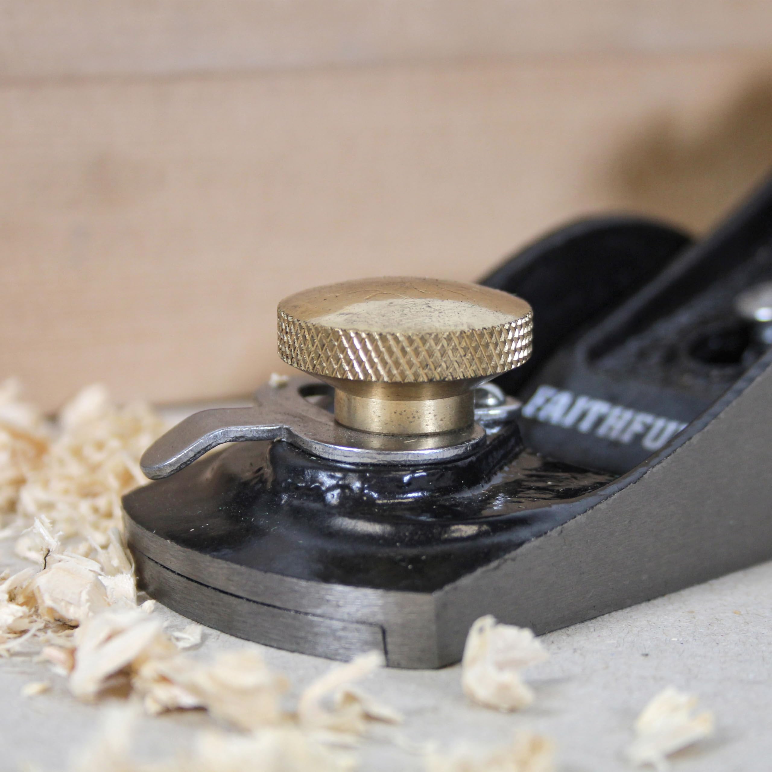 Rabot à main Faithfull 6012 dans un coffret en bois – Rabot à main à angle faible en fonte usinée avec précision pour le travail du bois de bout et l'ébarbage fin sur bois et stratifiés