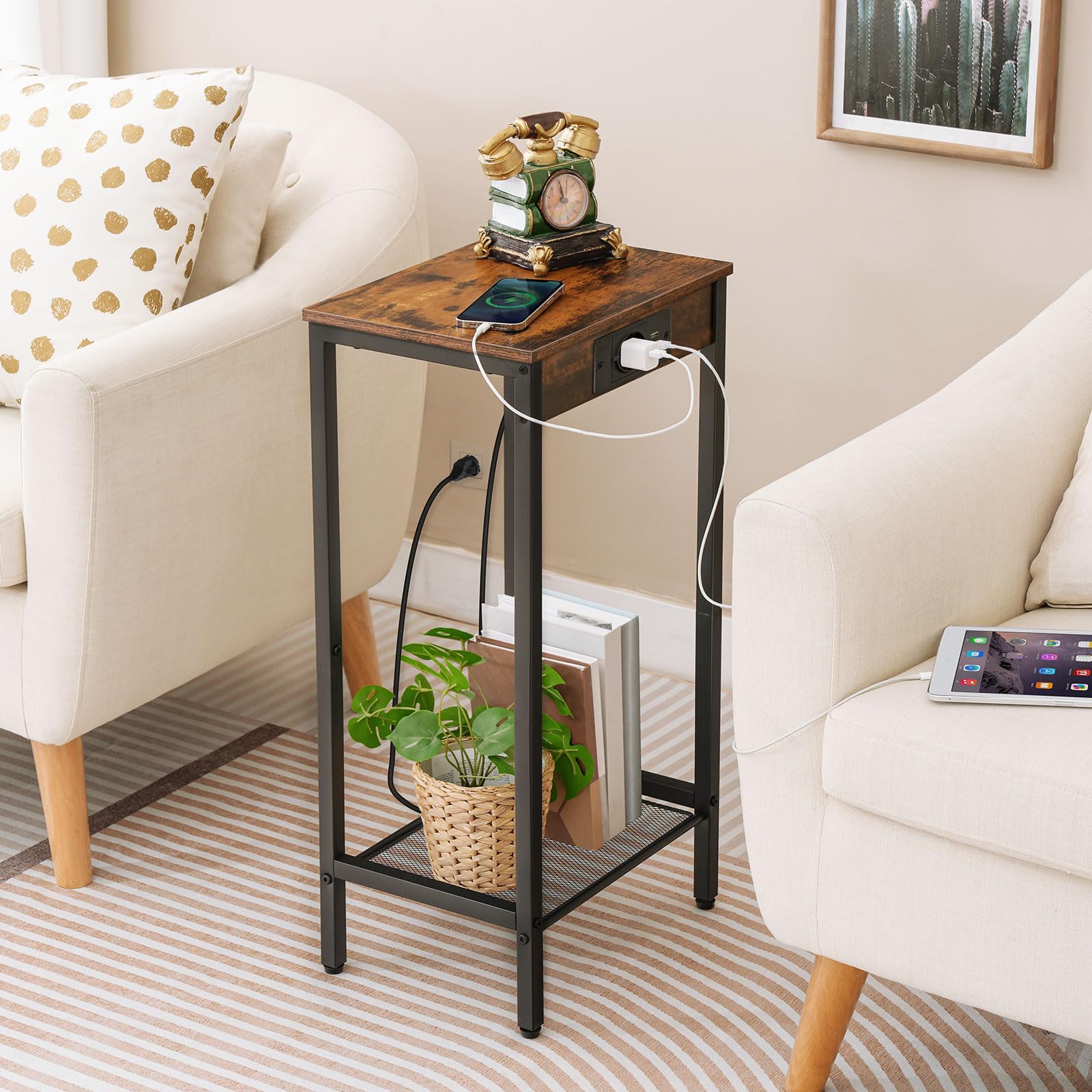 HOOBRO Mesa de Centro Alta con Estación de Carga, Mesa de Teléfono de 2 Niveles con Estante de Malla, Mesa de Sofá Estrecha con Puerto USB y Enchufe, Marrón Rústico y Negro EBF08CDH01