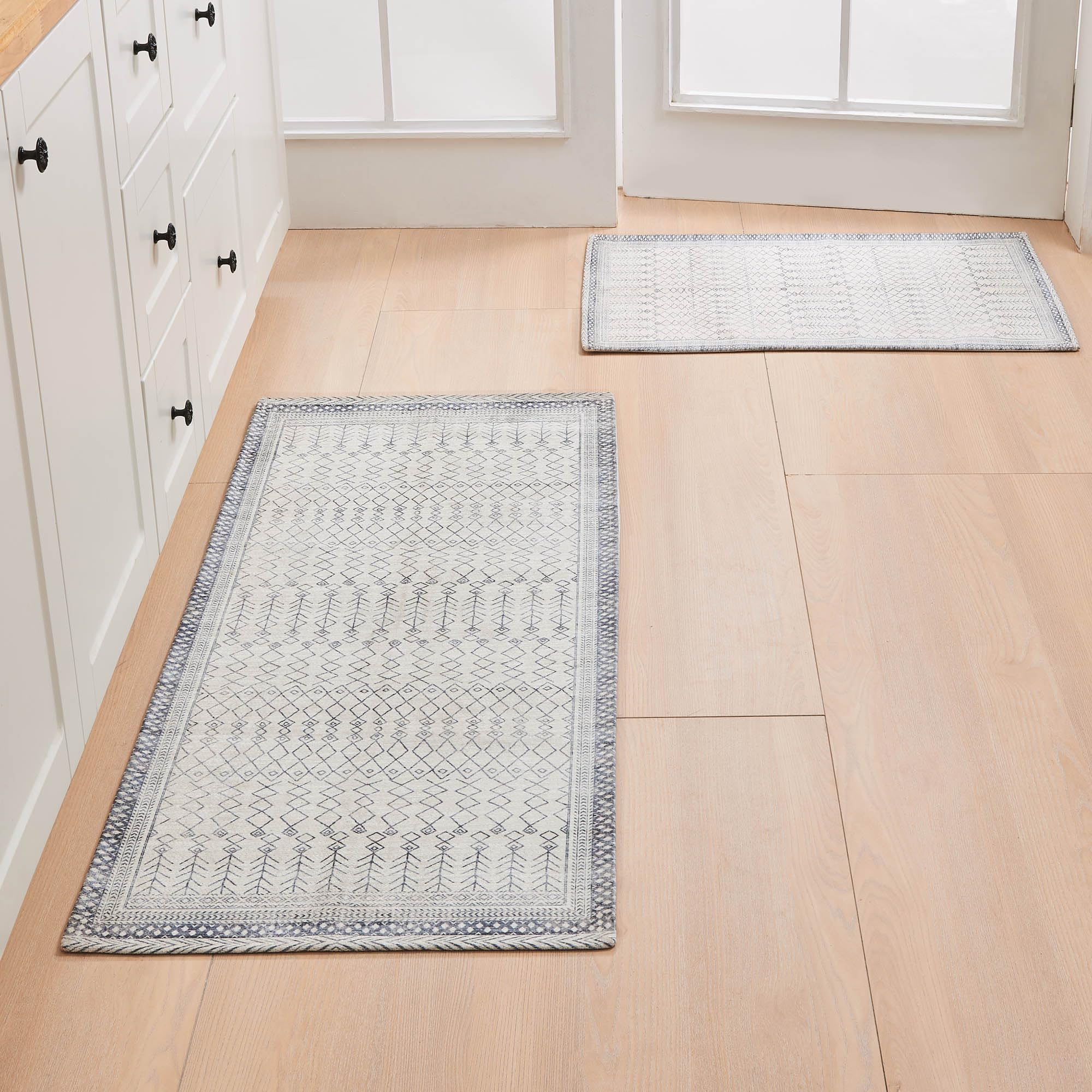 Great Bay Home Washable Kitchen Rugs | 2 Pack Accent Throw Rugs for Kitchen, Bathroom, Entryway, or Office | Thin Vintage Patterned Accent Rug (Grey,