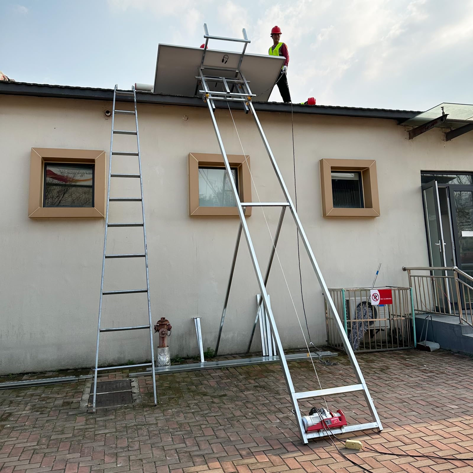 MSW Elevador de tejados 15 m hasta 200 kg 1500 W 12 m/min 150 x 70 cm Diseño Vertical también para Tejados Planos Ascensor de construcción Elevador de escalera Elevador de techo